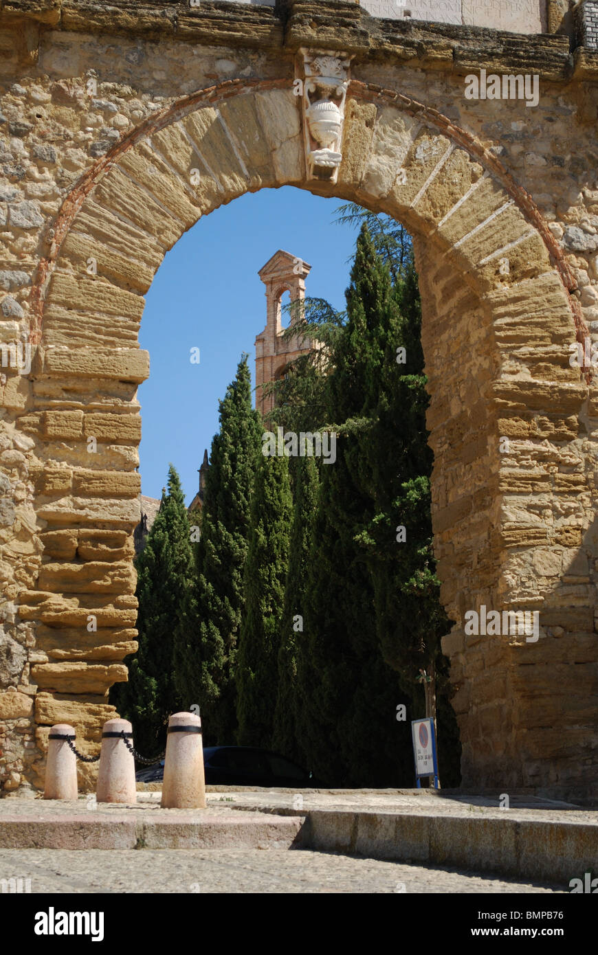 Vista attraverso i giganti Arch guardando la chiesa (Iglesia Santa Maria), Antequera, provincia di Malaga, Andalusia, l'Europa. Foto Stock