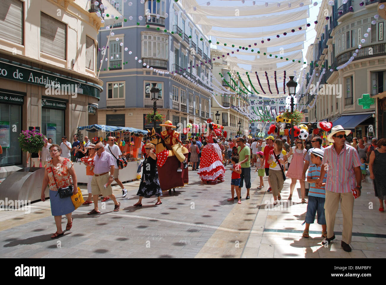 Si spegne e la folla lungo la calle Marques de Larios, Feria de Malaga, Malaga, Costa del Sol, provincia di Malaga, Andalusia. Foto Stock