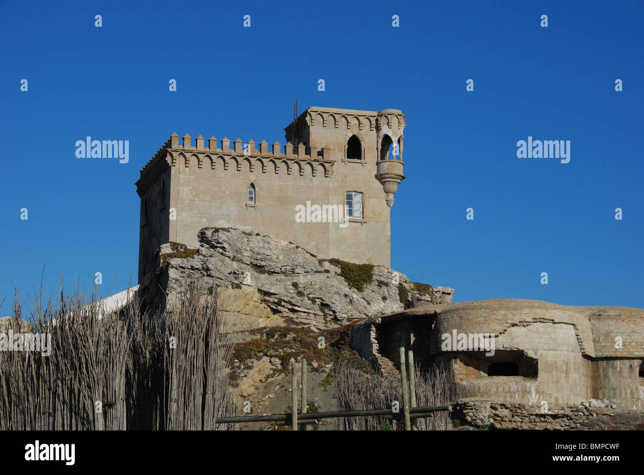 Edificio fortificato sulla cima della roccia, Tarifa, Costa de la Luz, la provincia di Cadiz Cadice, Andalusia, Spagna, Europa occidentale. Foto Stock