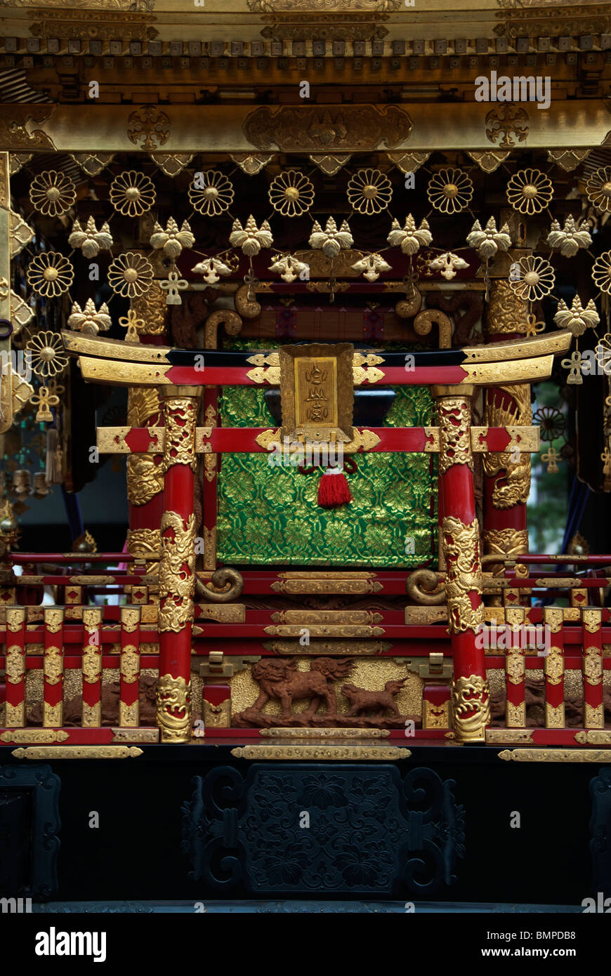 Dettaglio del santuario portatile o mikoshi presso la famosa sanno Masturi Festival di Takyama, Giappone Foto Stock