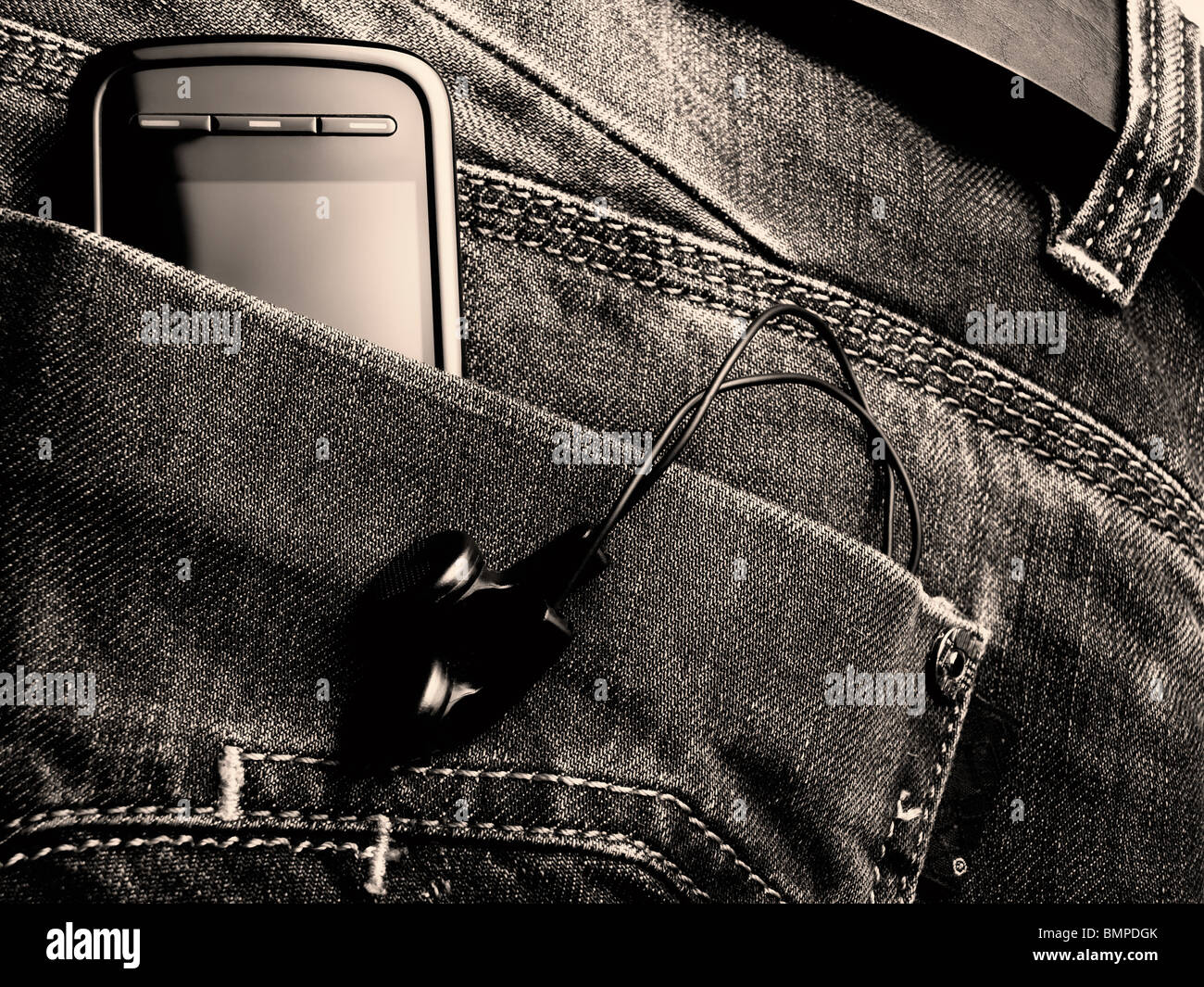 Metafora sulla nuova generazione di jeans con apparecchiature digitali. Tonica BW immagine. Foto Stock