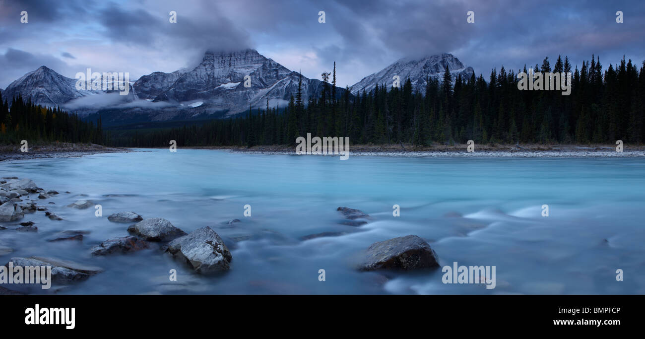 Il Fiume Athabasca con picco di drago e il Winston Churchill gamma all'alba, il Parco Nazionale di Jasper, Alberta, Canada Foto Stock
