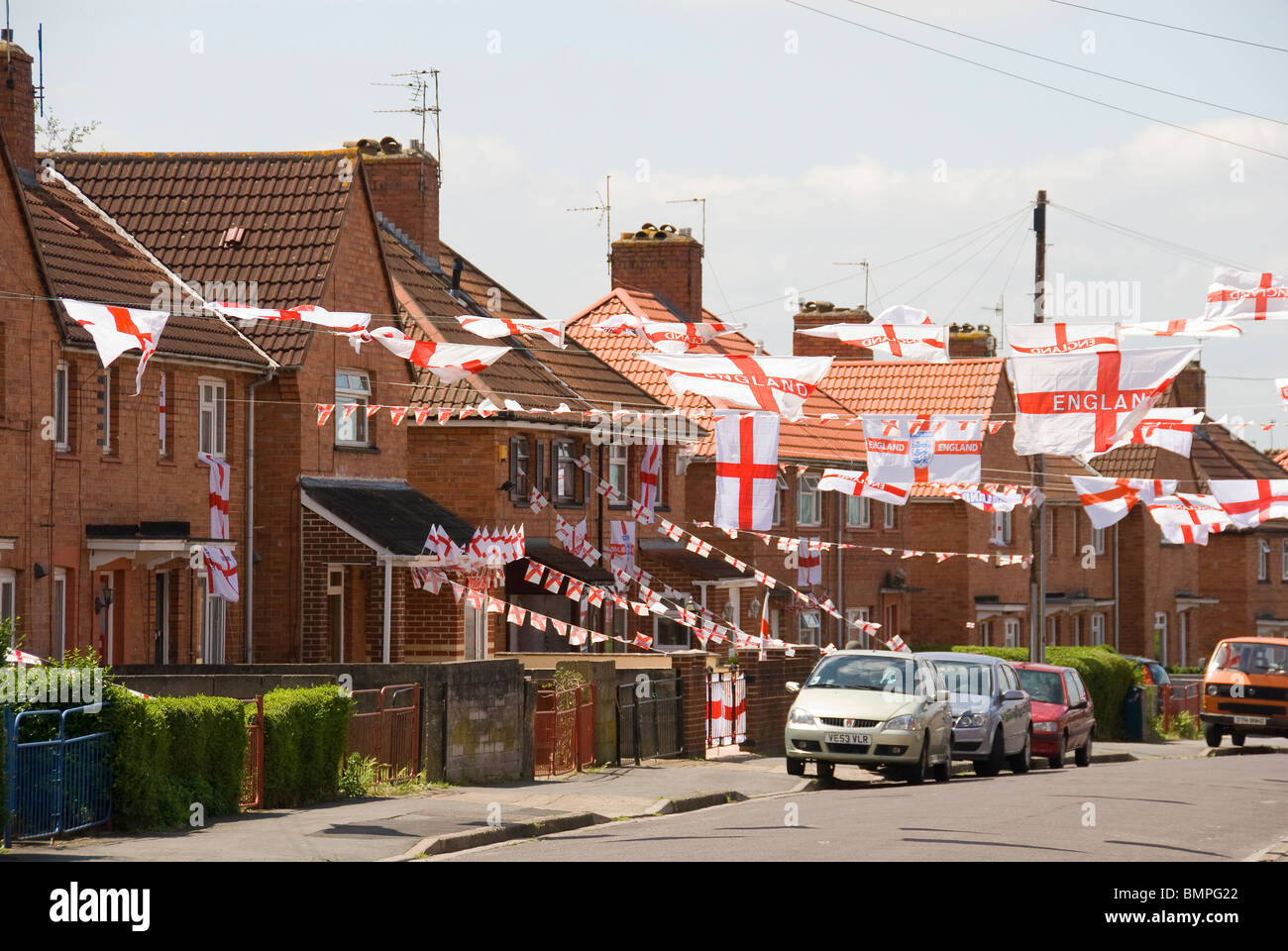 Case e street decorato con bandiere , World Cup 2010 deco , Knowle, Bristol, Regno Unito Foto Stock