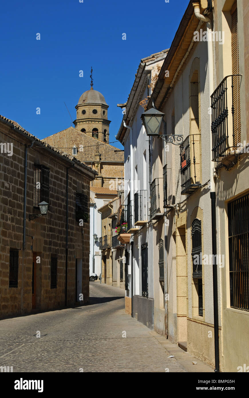 Strada stretta che porta verso la cattedrale, Baeza, Provincia di Jaen, Andalusia, Spagna, Europa occidentale. Foto Stock