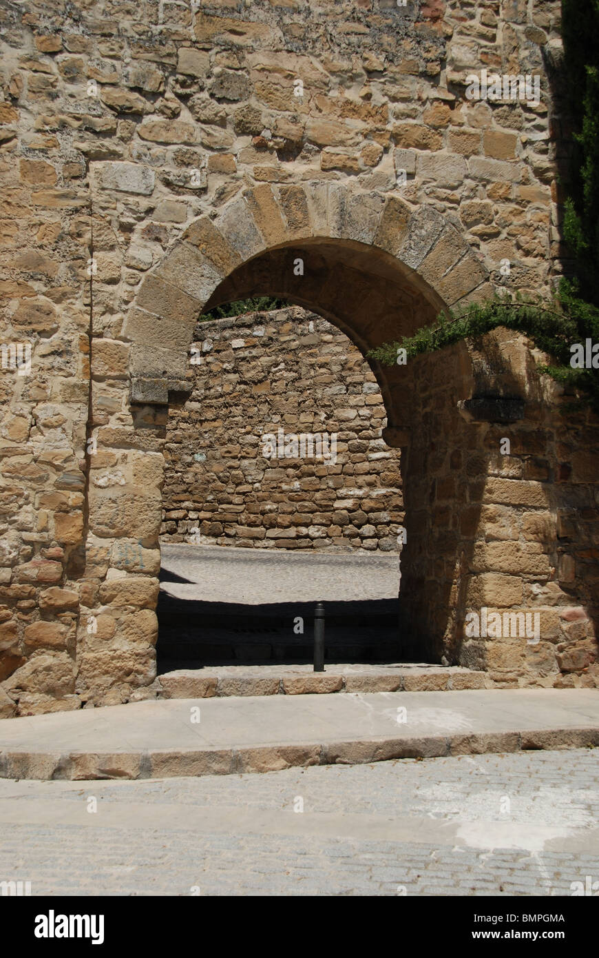 Granada arco nella parete della città, a Ubeda, Provincia di Jaen, Andalusia, Spagna, Europa occidentale. Foto Stock