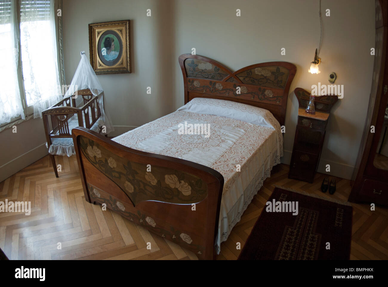Casa Mila interno della camera da letto disegnate da Gaudi e Jujol Foto Stock