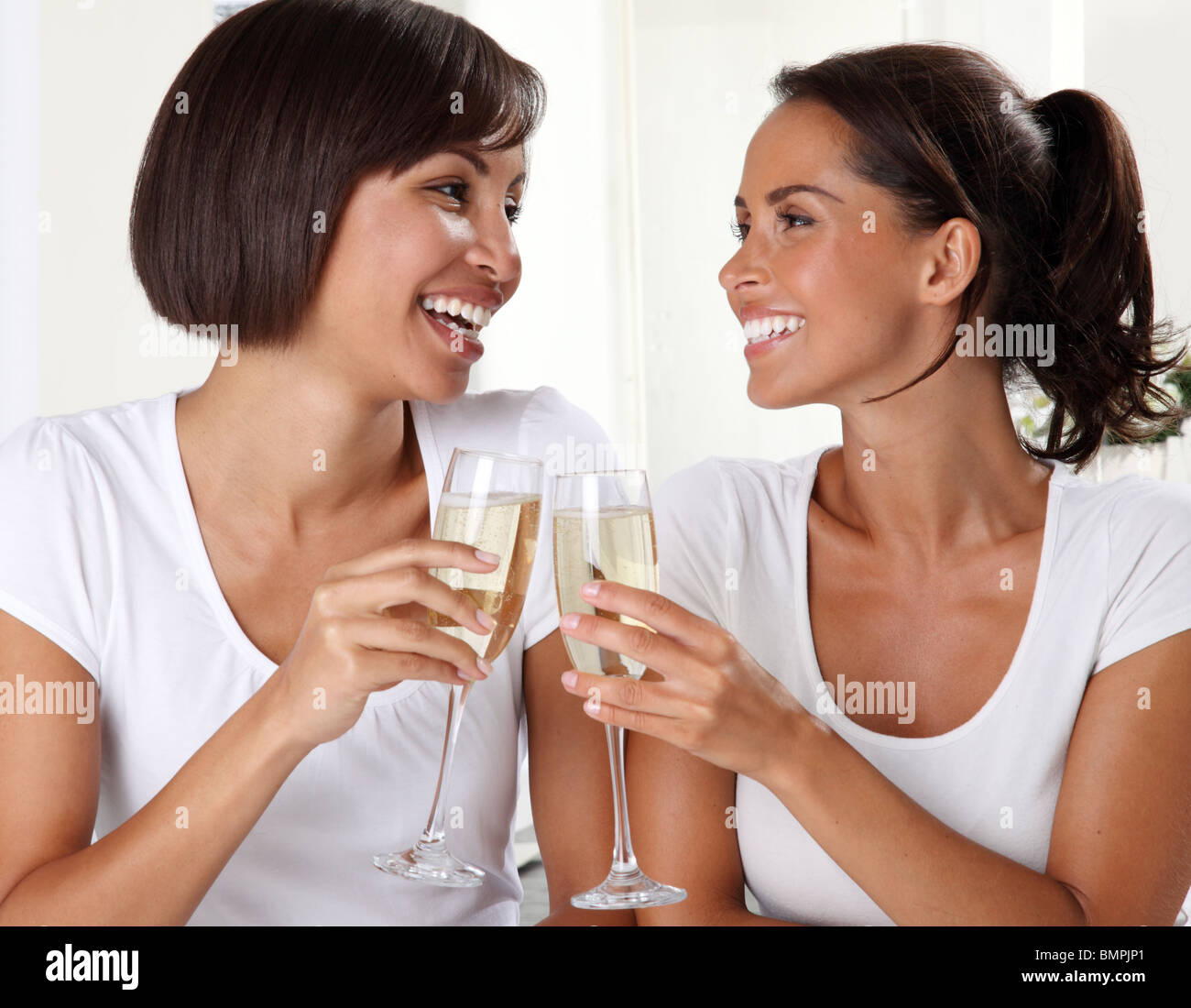 Due donne di bere champagne Foto Stock