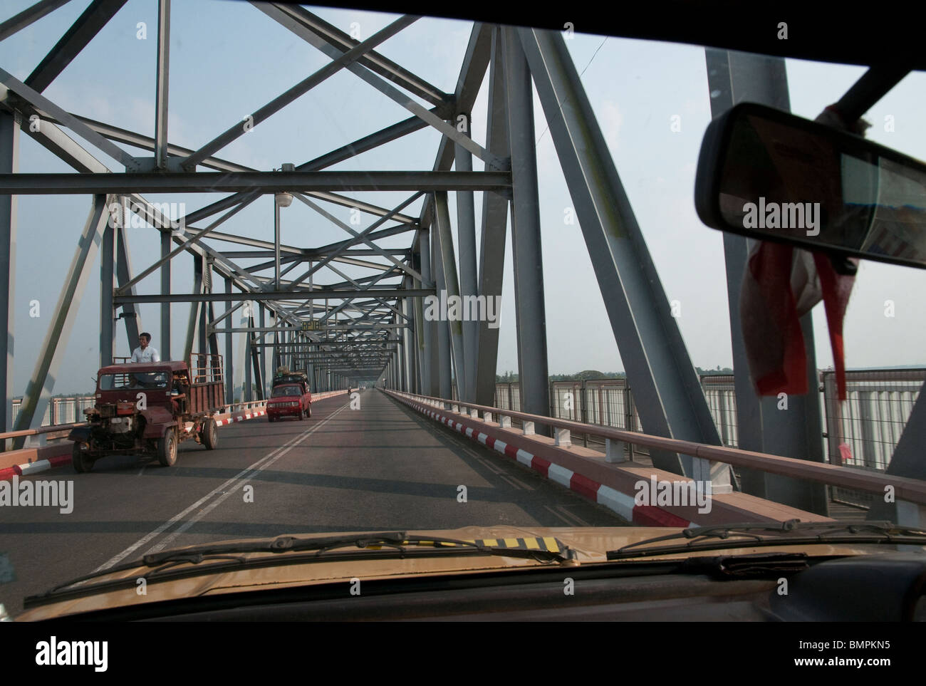 Myanmar. La Birmania. Viaggio a Mawlamyine. Veicoli su strada Foto Stock