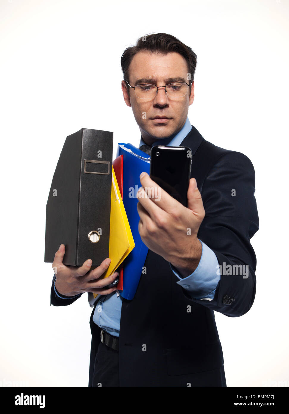 L'uomo imprenditore azienda documenti guardando telefono studio isolato su sfondo bianco Foto Stock