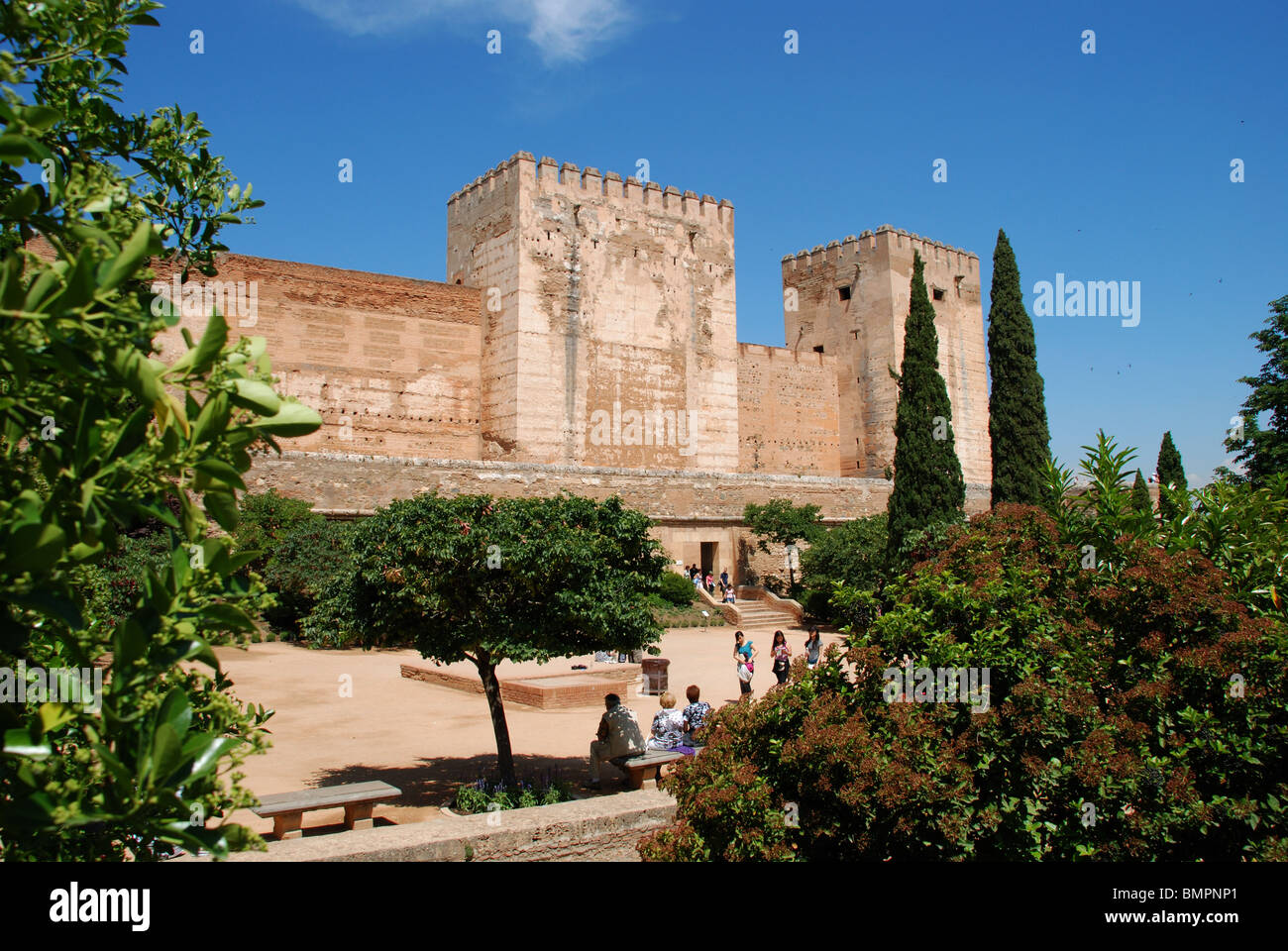 Torre Quebrada e Torre del Homenaje Alcazaba (castello), il palazzo di Alhambra di Granada, provincia di Granada, Andalusia. Foto Stock