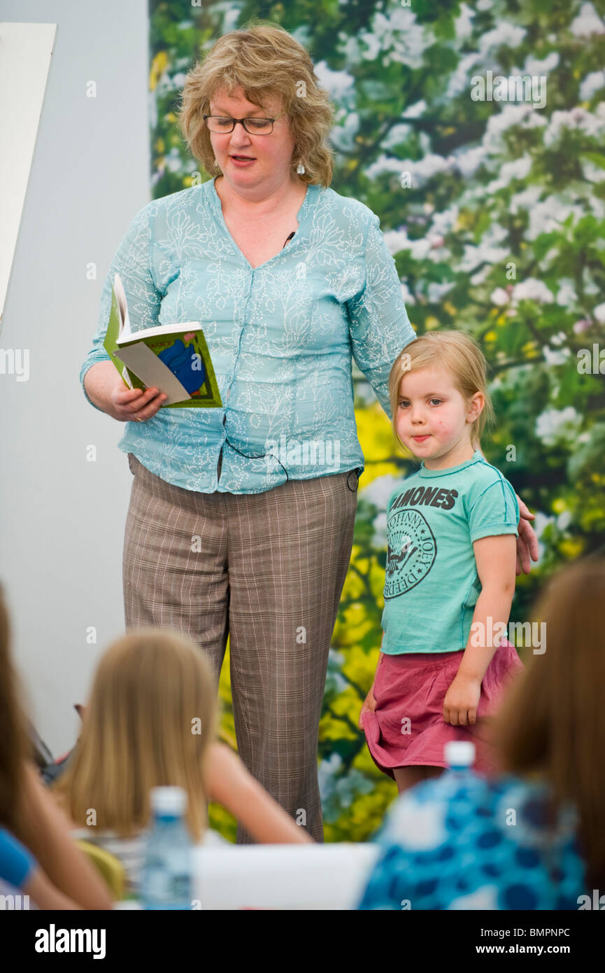 British childrens autore Chrissie Gittins Poesia lettura in corrispondenza di un evento per i bambini durante il Festival di fieno fieno 2010 on Wye Powys Wales UK Foto Stock