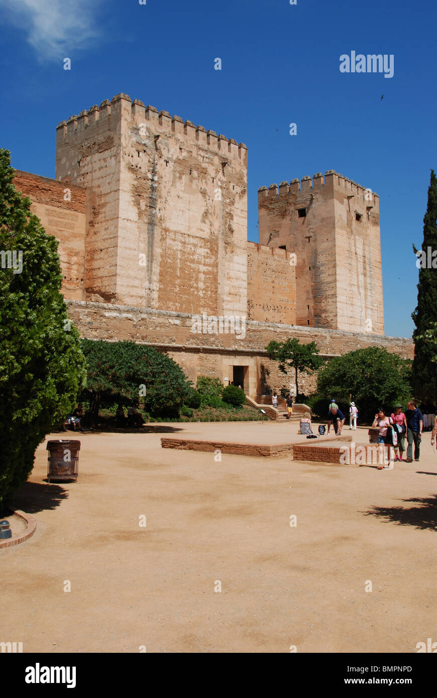 Rotto la torre e la Torre dell'Omaggio, Castello, palazzo della Alhambra di Granada, provincia di Granada, Andalusia, Spagna, Europa occidentale. Foto Stock