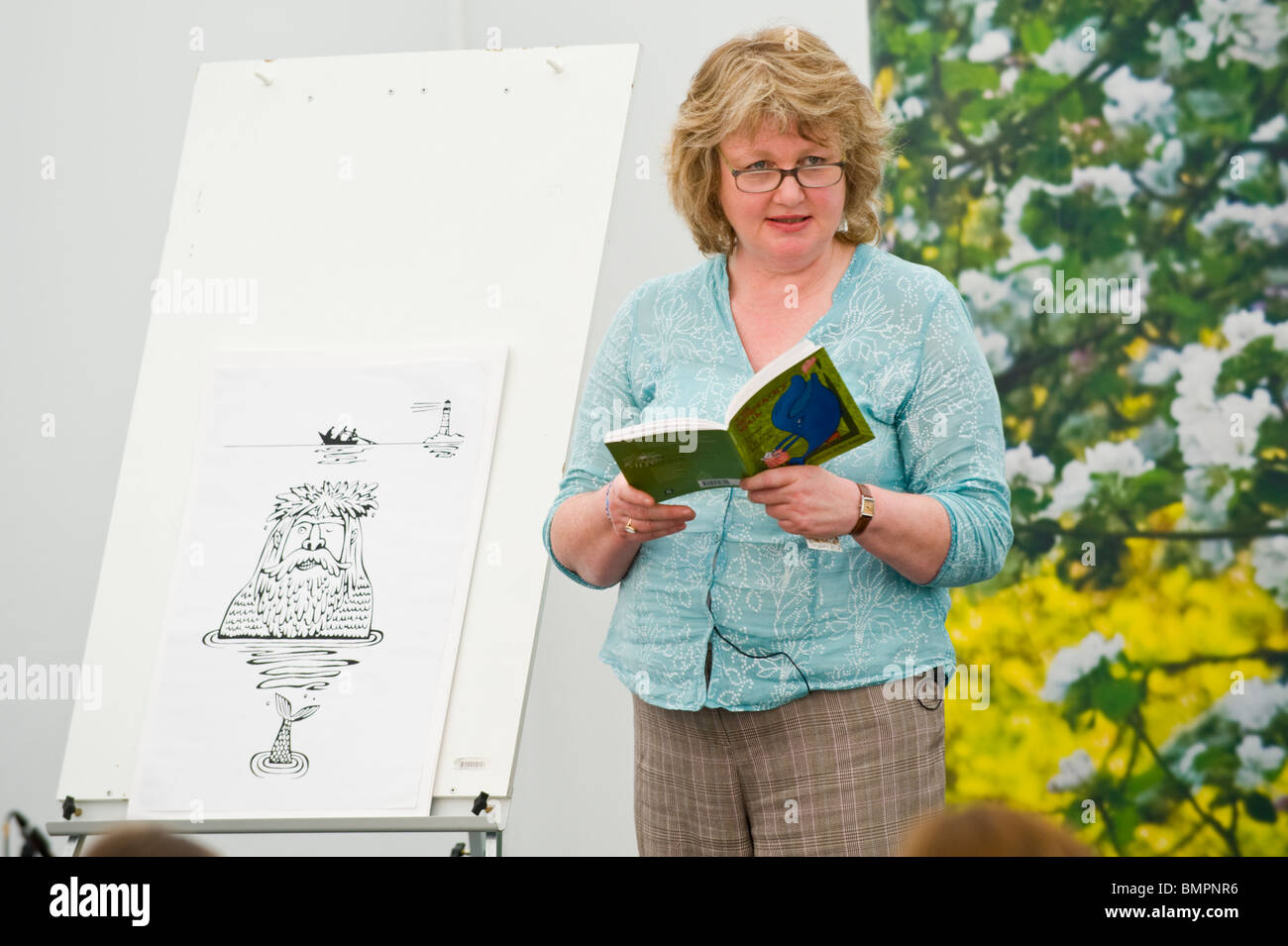 British childrens autore Chrissie Gittins Poesia lettura in corrispondenza di un evento per i bambini durante il Festival di fieno fieno 2010 on Wye Powys Wales UK Foto Stock