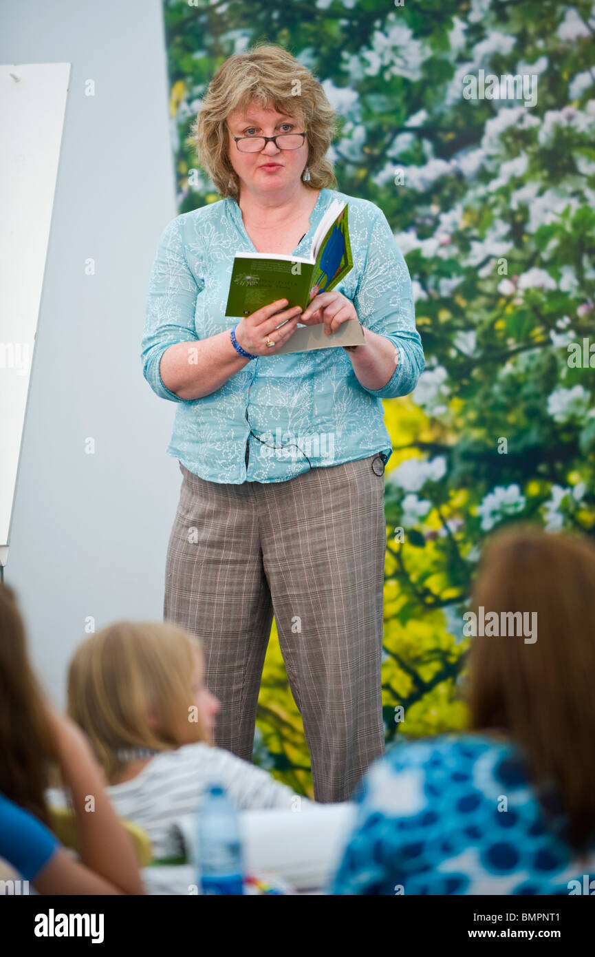 British childrens autore Chrissie Gittins Poesia lettura in corrispondenza di un evento per i bambini durante il Festival di fieno fieno 2010 on Wye Powys Wales UK Foto Stock