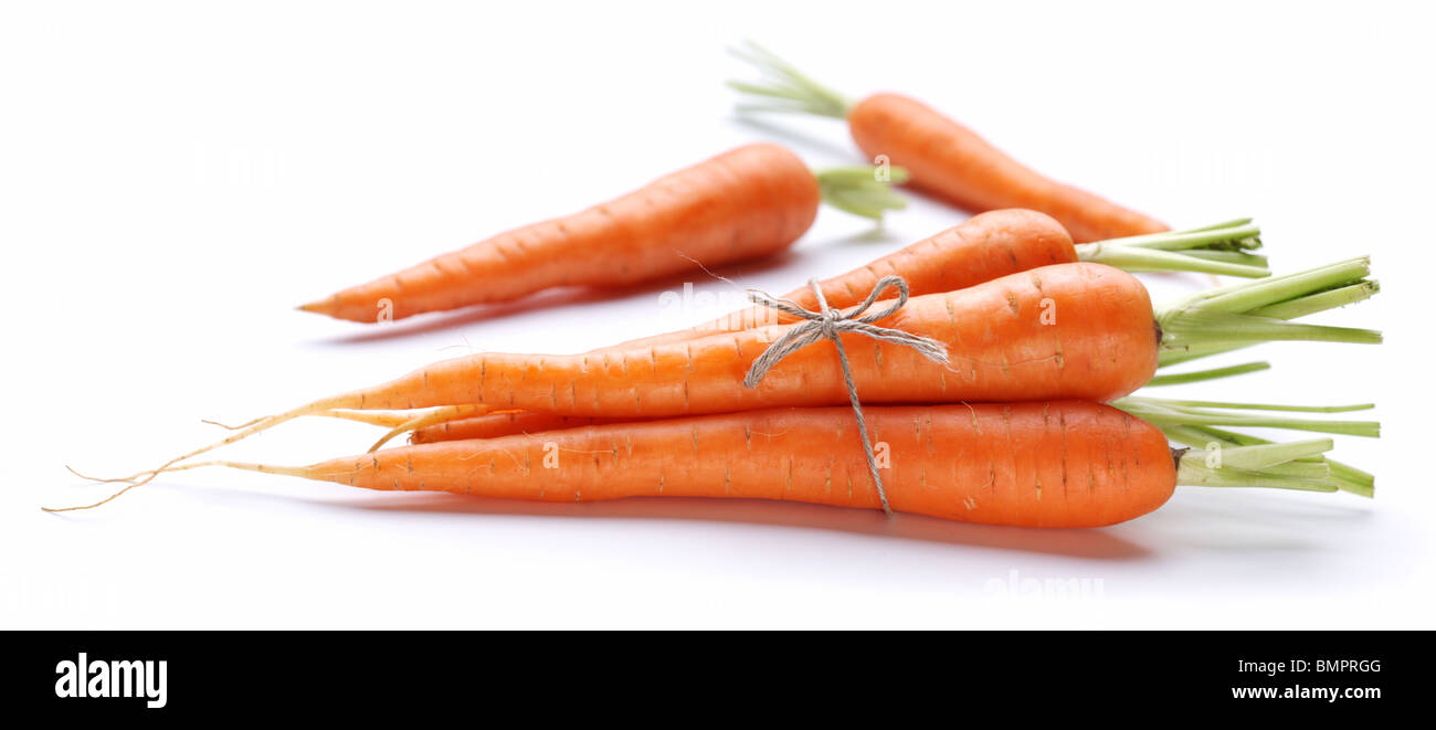 Mature le carote fresche su uno sfondo bianco. Foto Stock