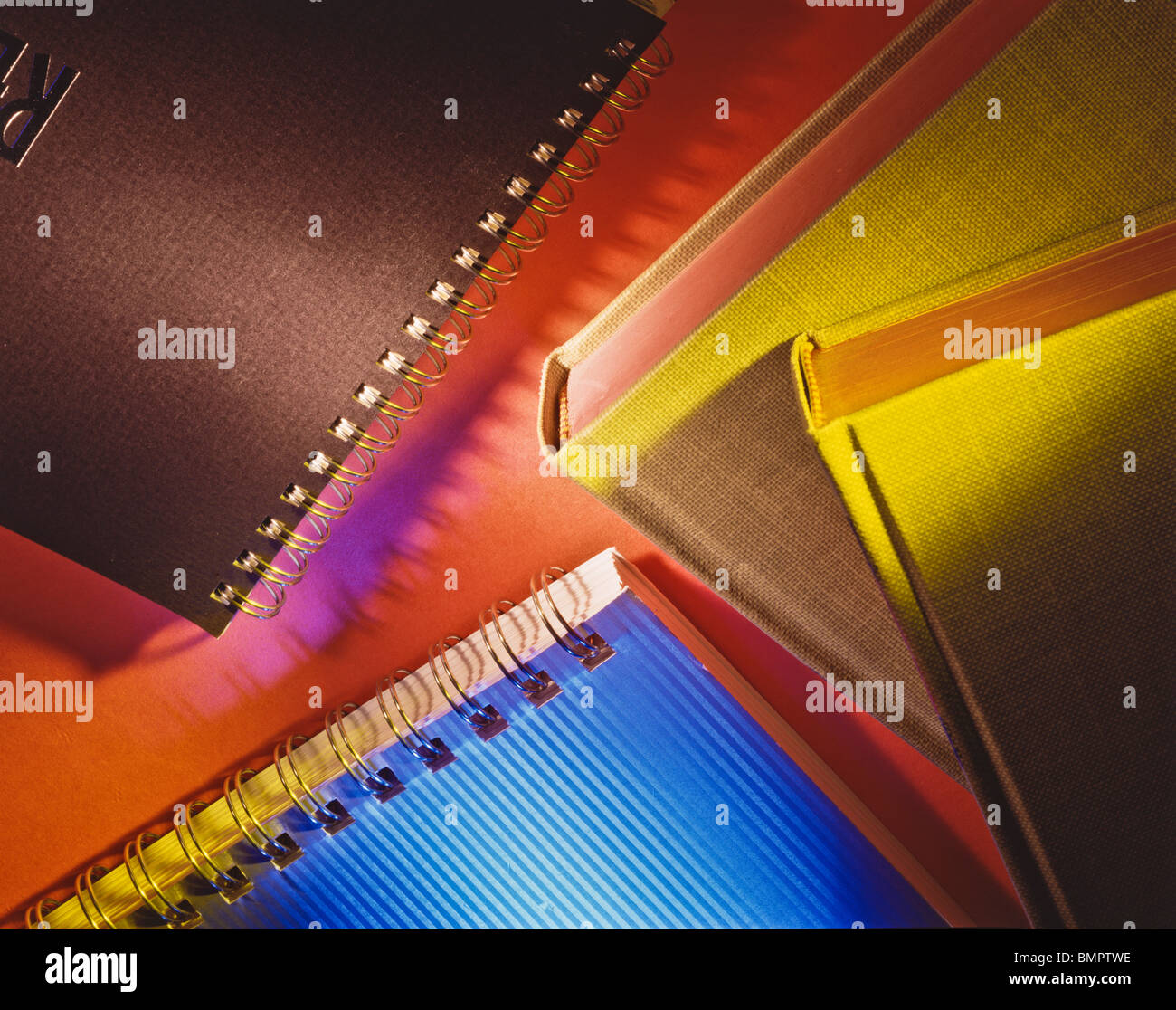 Vasto assortimento di libri di colore luce ombre Foto Stock