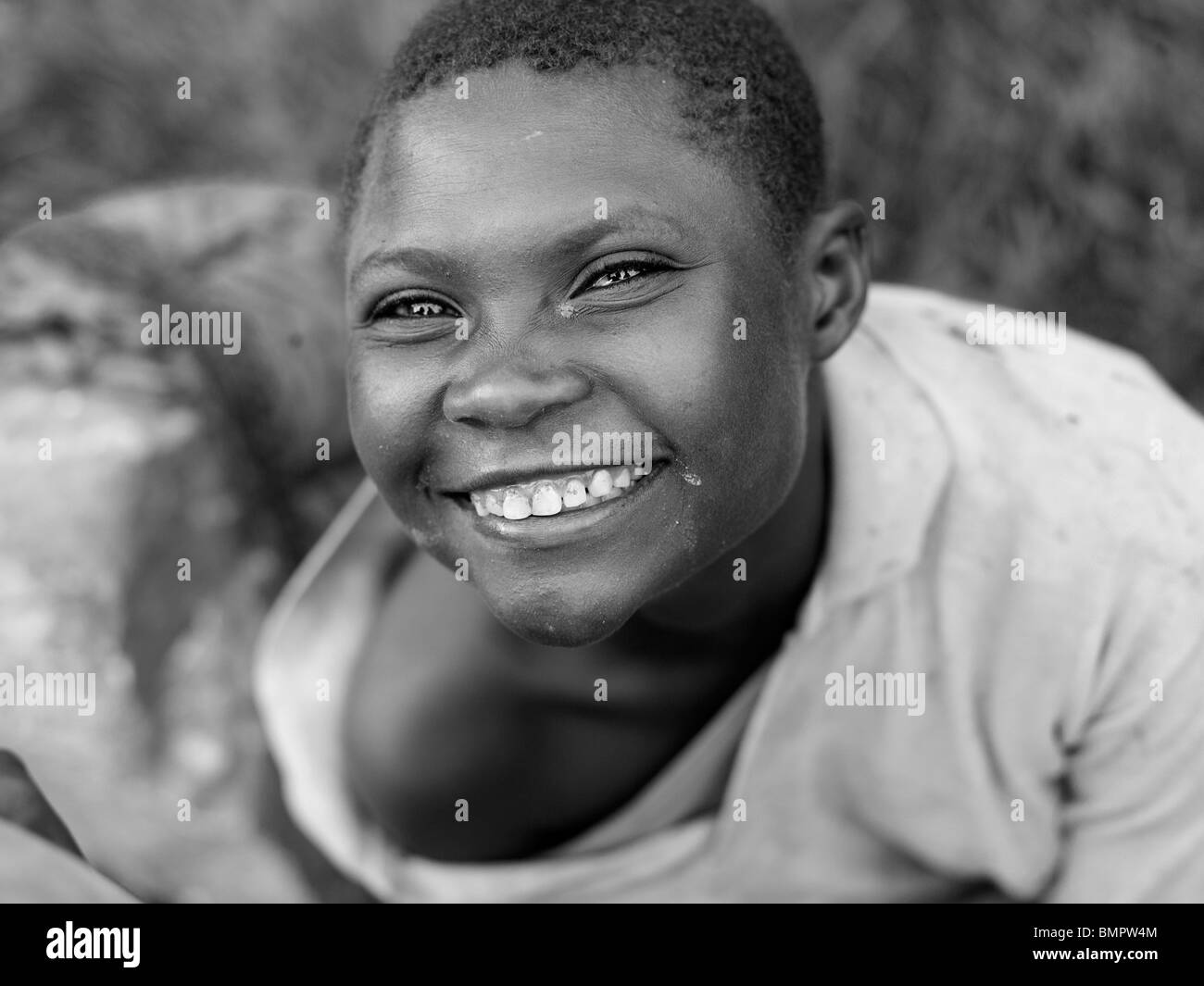 Poco ragazza africana di ridere, un prodotto di stupri durante il genocidio in Ruanda Foto Stock