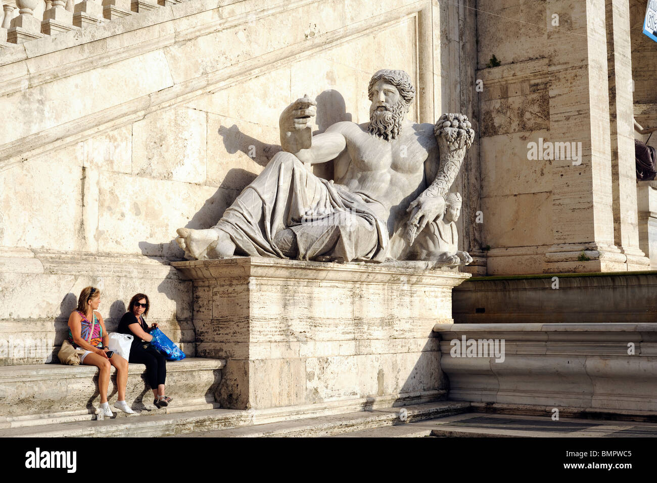 Turisti di antica allegoria romana del Nilo di Matteo di Castello in Piazza del Campidoglio, roma, italia Foto Stock