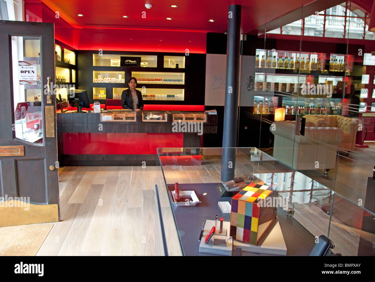 Nuovo cigar store aperto da Fox di St James's, Londra con incluso il sigaro area di campionamento su R Foto Stock