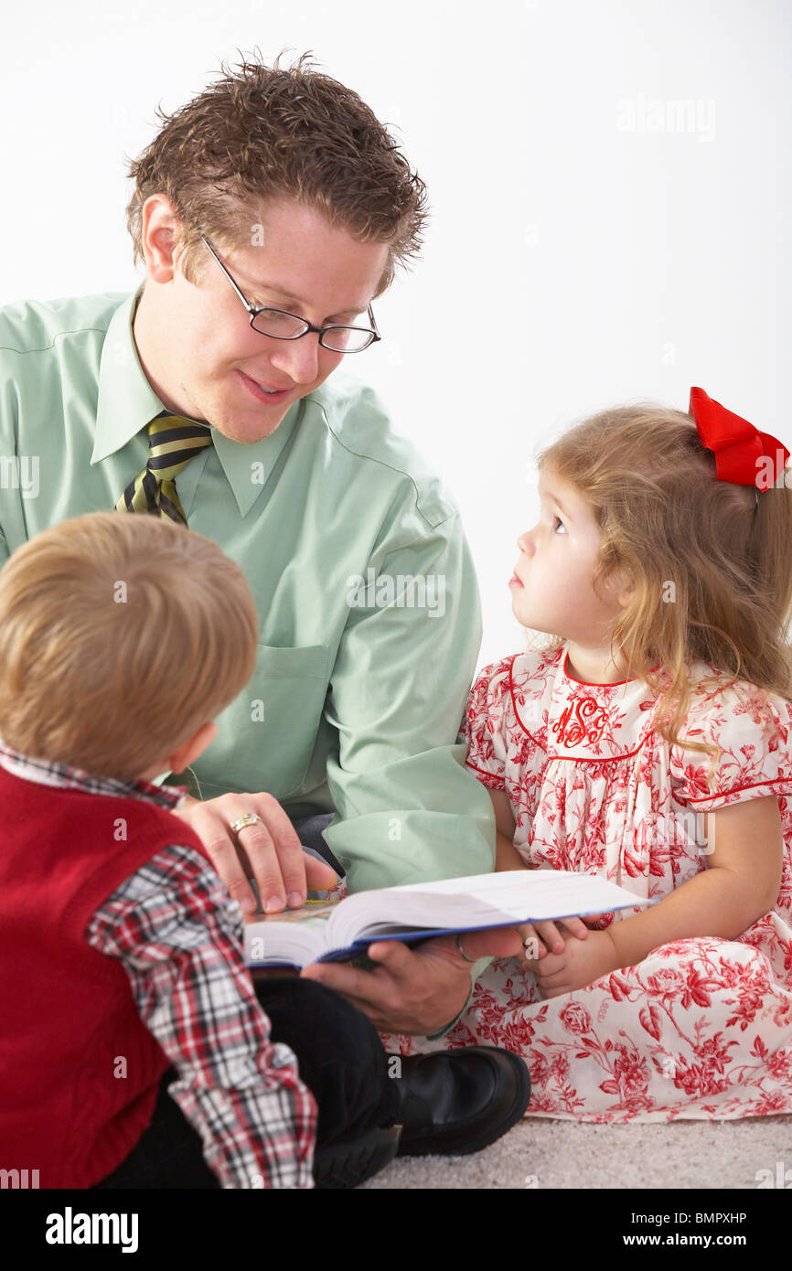 Knoxville, Tennessee, Stati Uniti d'America; un uomo insegna un racconto biblico di due bambini Foto Stock