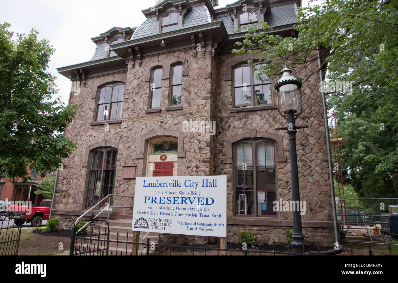 La conservazione storica segno di S.S. Holcombe House/ Lambertville City Hall di Lambertville, New Jersey. Foto Stock