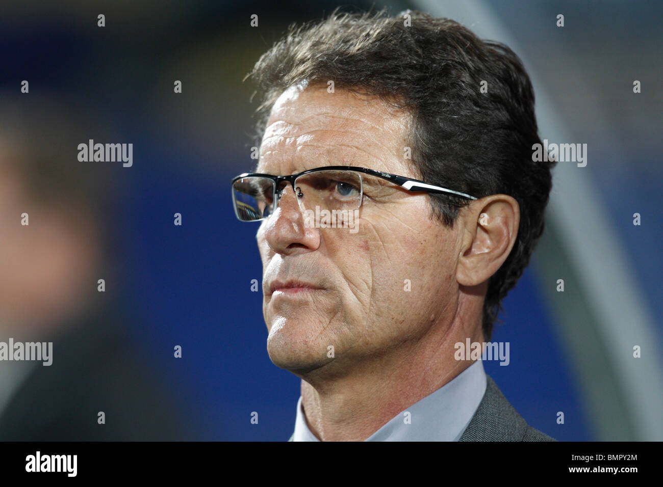 In Inghilterra la squadra nazionale capo allenatore Fabio Capello sulla panchina del team prima dell'inizio di un 2010 World Cup match contro gli Stati Uniti. Foto Stock