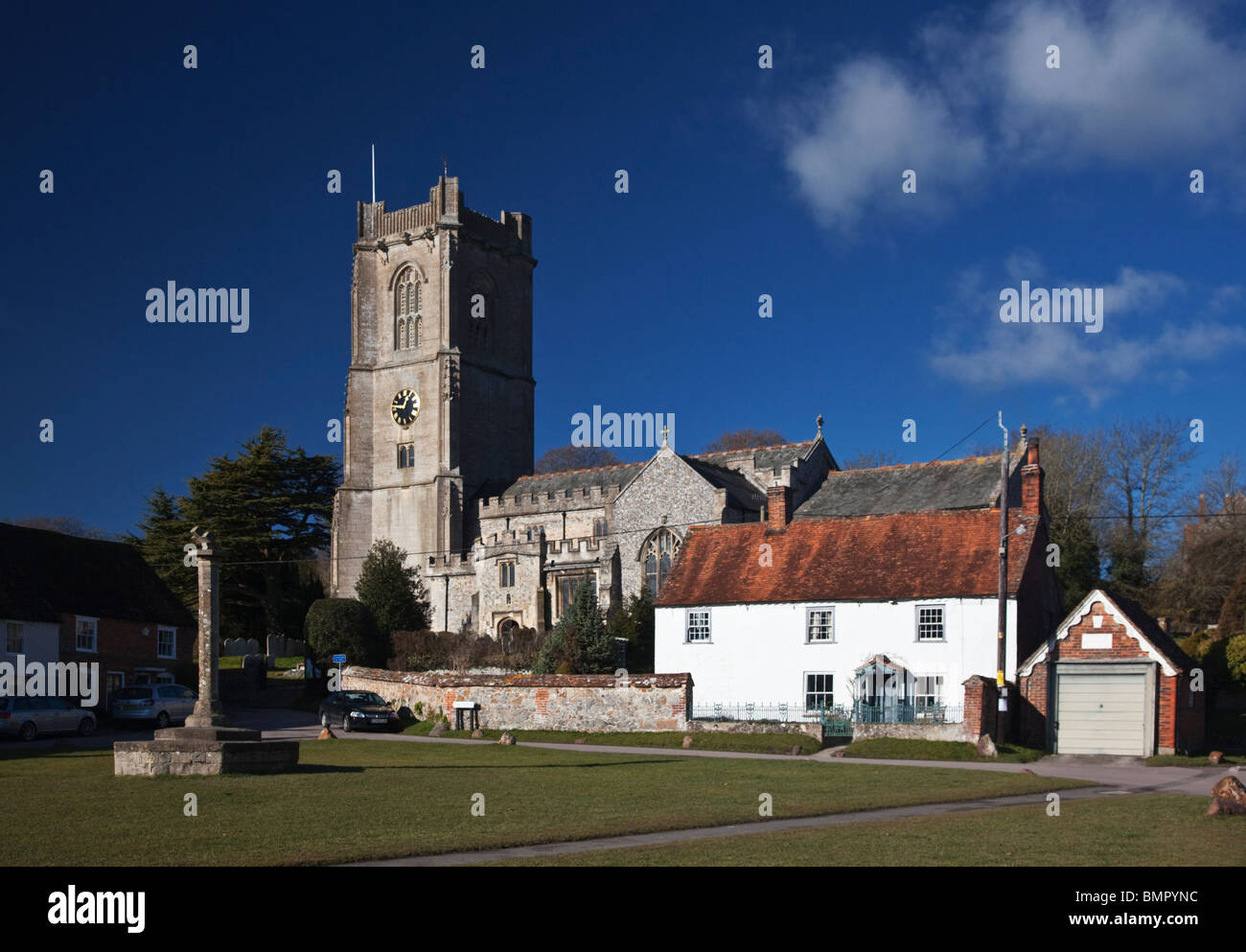 St Michaels Chiesa & il villaggio verde, Aldbourne, Wiltshire Foto Stock