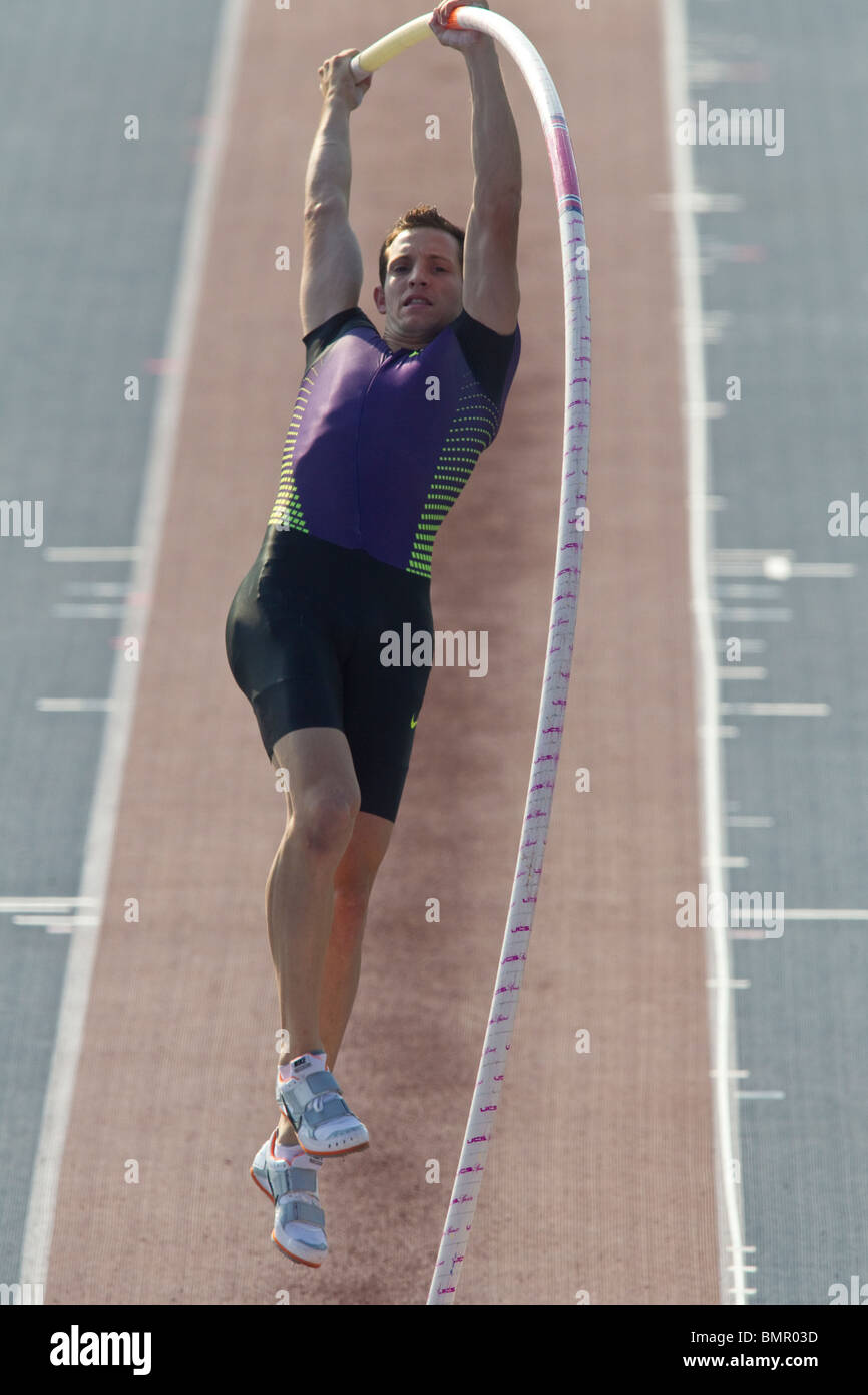 Renaud Lavillenie (FRA) vincitore di uomini della pole vault presso la New York Grand Prix IAAF Diamond League Foto Stock