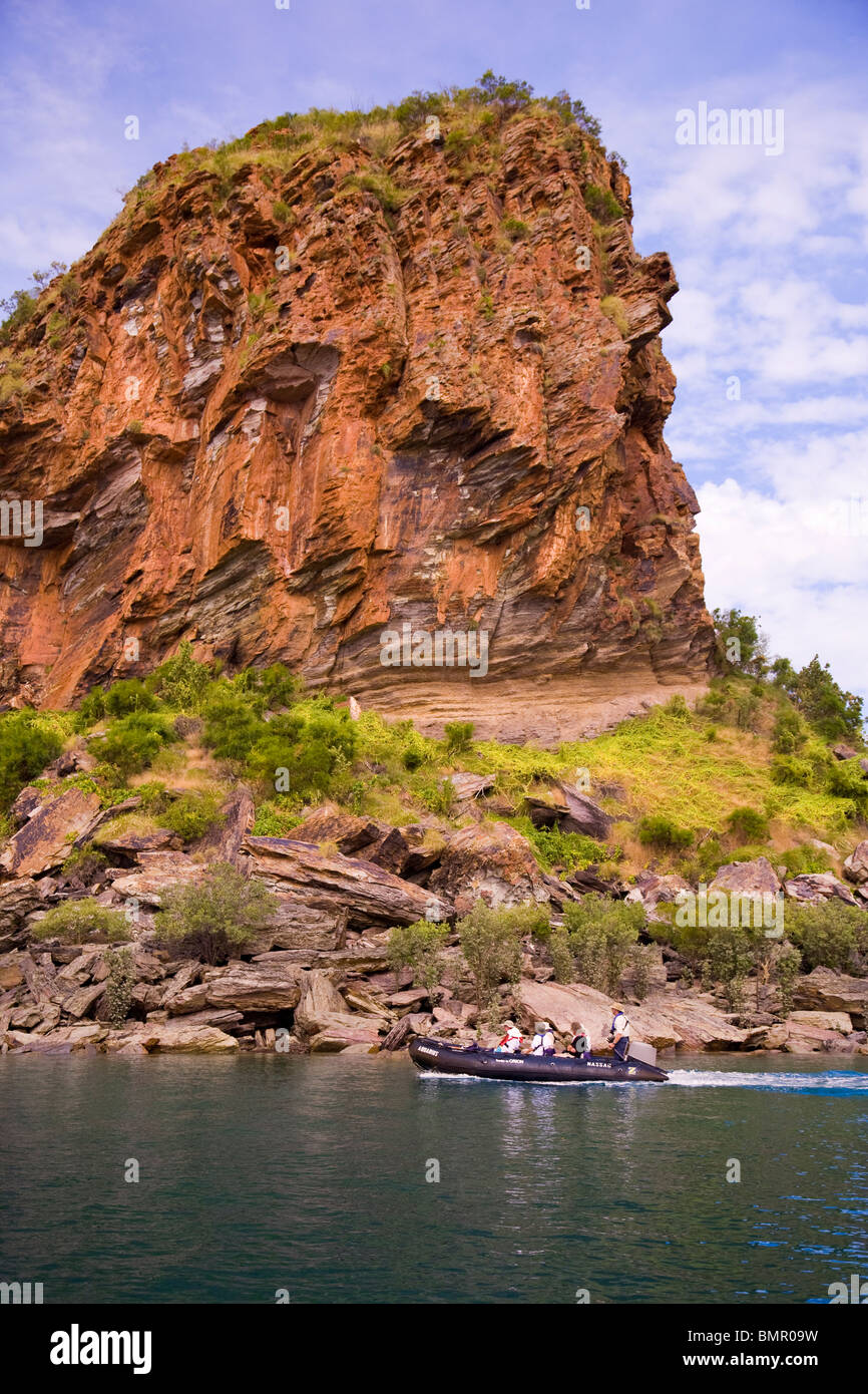 I passeggeri dalla Aussie Expedition nave crociera Orion Talbot Bay per osservare Pentacost arenaria Foto Stock