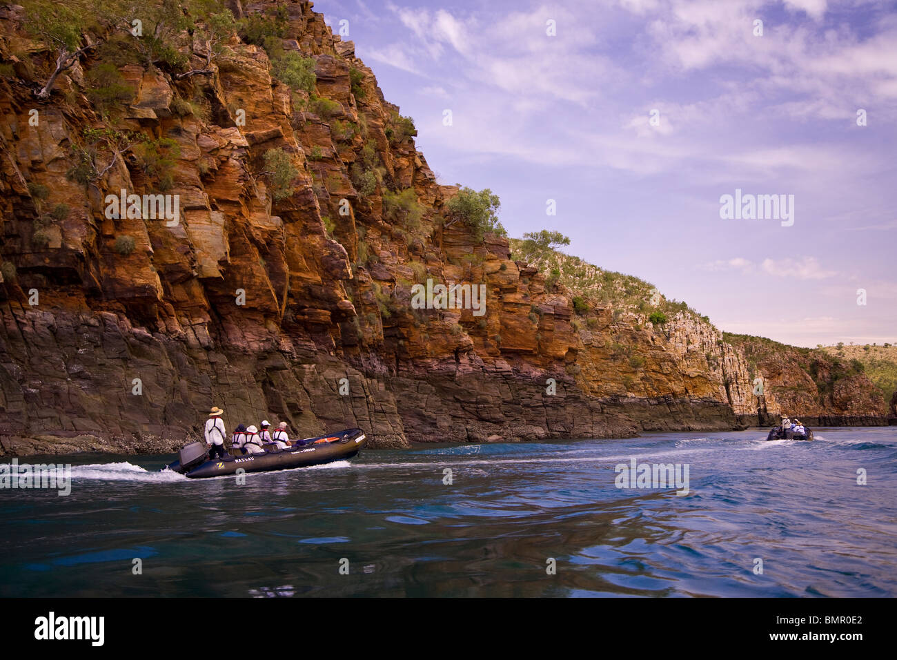 I passeggeri dalla Aussie Expedition nave crociera Orion Talbot Bay per osservare Pentacost arenaria Foto Stock