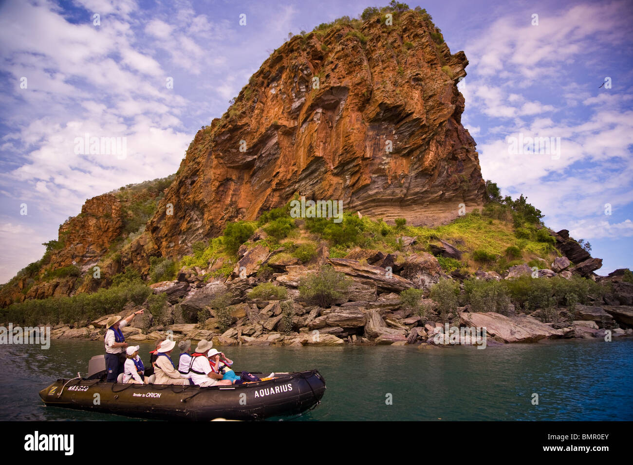 I passeggeri dalla Aussie Expedition nave crociera Orion Talbot Bay per osservare Pentacost arenaria Foto Stock