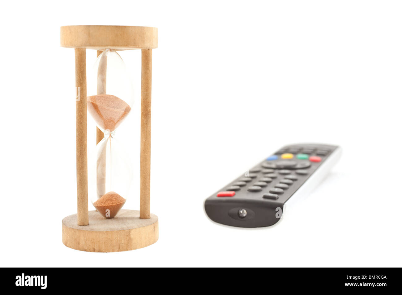 Il telecomando della TV e del pannello di legno vecchio di clessidra isolato Foto Stock