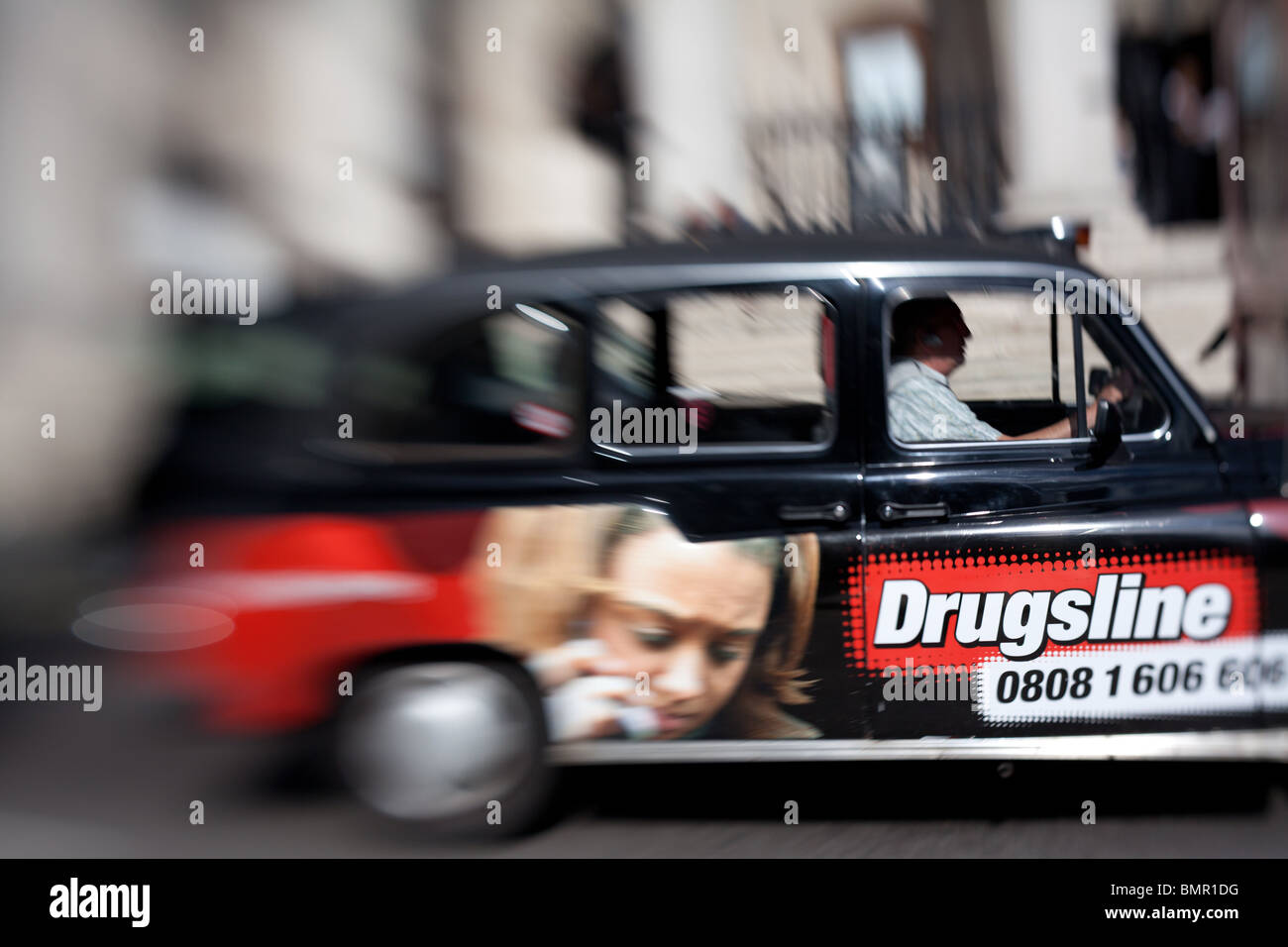 Un black cab con un annuncio pubblicitario per Drugsline, una linea guida per le persone con problemi di droga a Londra, Inghilterra. Foto Stock