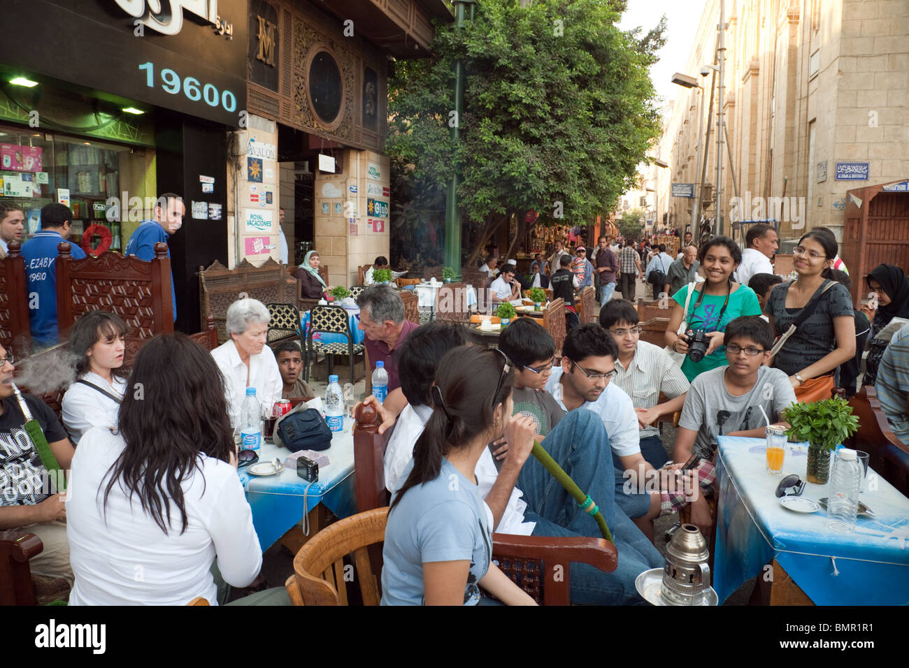 Street scene Cairo; La Gente si radunano nei ristoranti e caffè del quartiere islamico, il Cairo, Egitto Africa Foto Stock