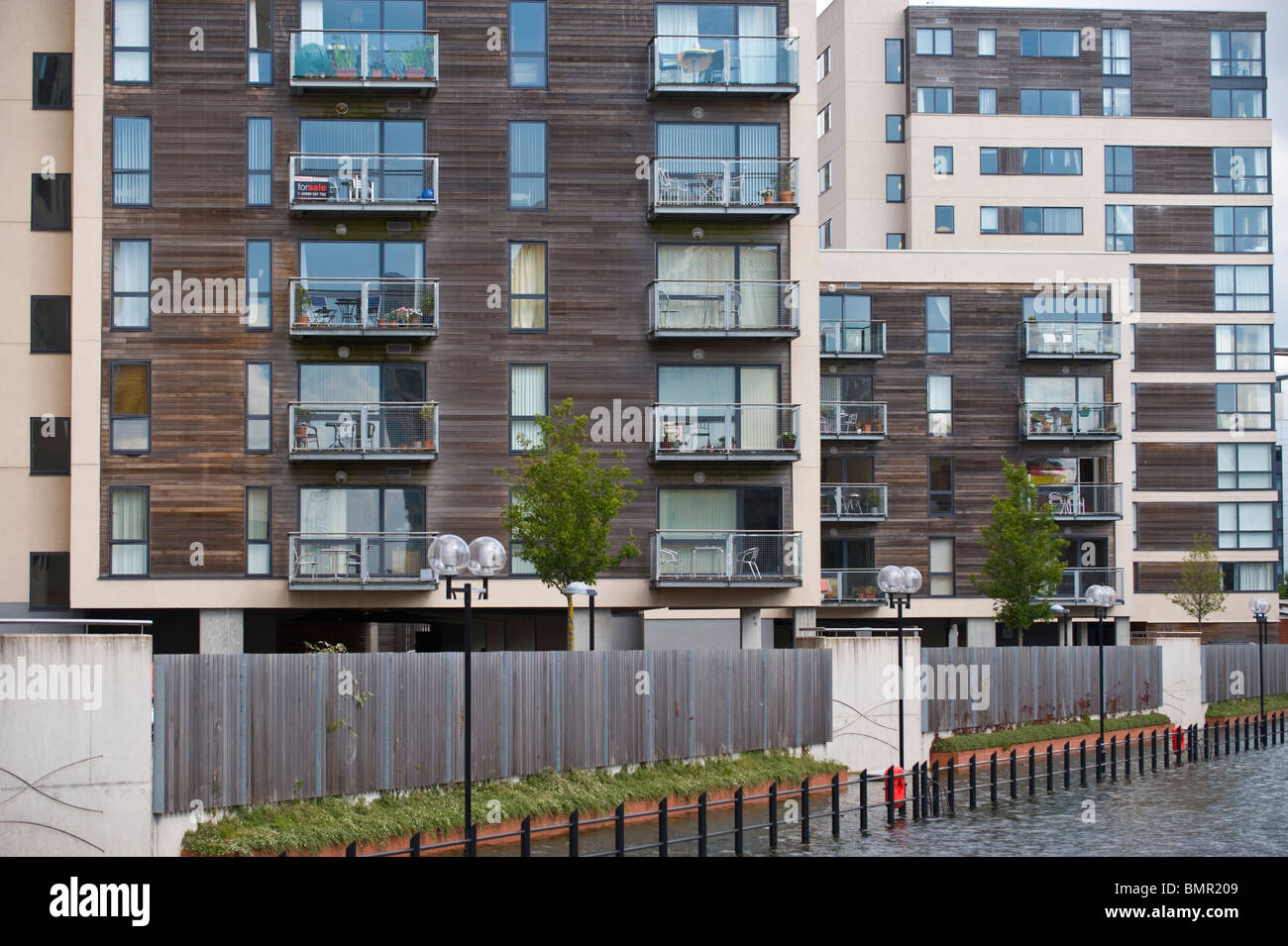 Waterside moderni appartamenti con balconi a Cardiff Bay South Wales UK Foto Stock