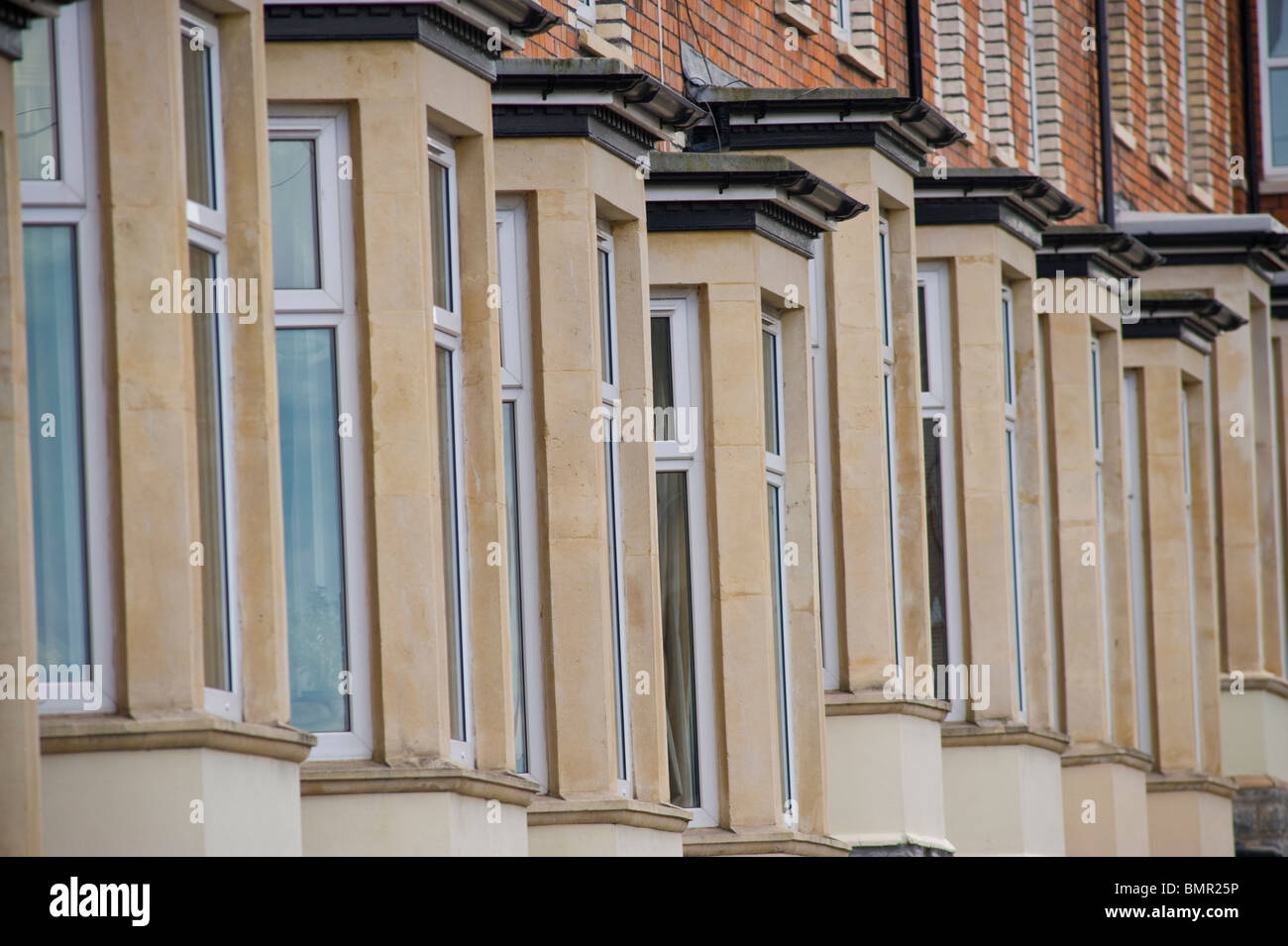 La baia di pietra windows con upvc doppi vetri sul periodo di case a Penarth Vale of Glamorgan South Wales UK Foto Stock