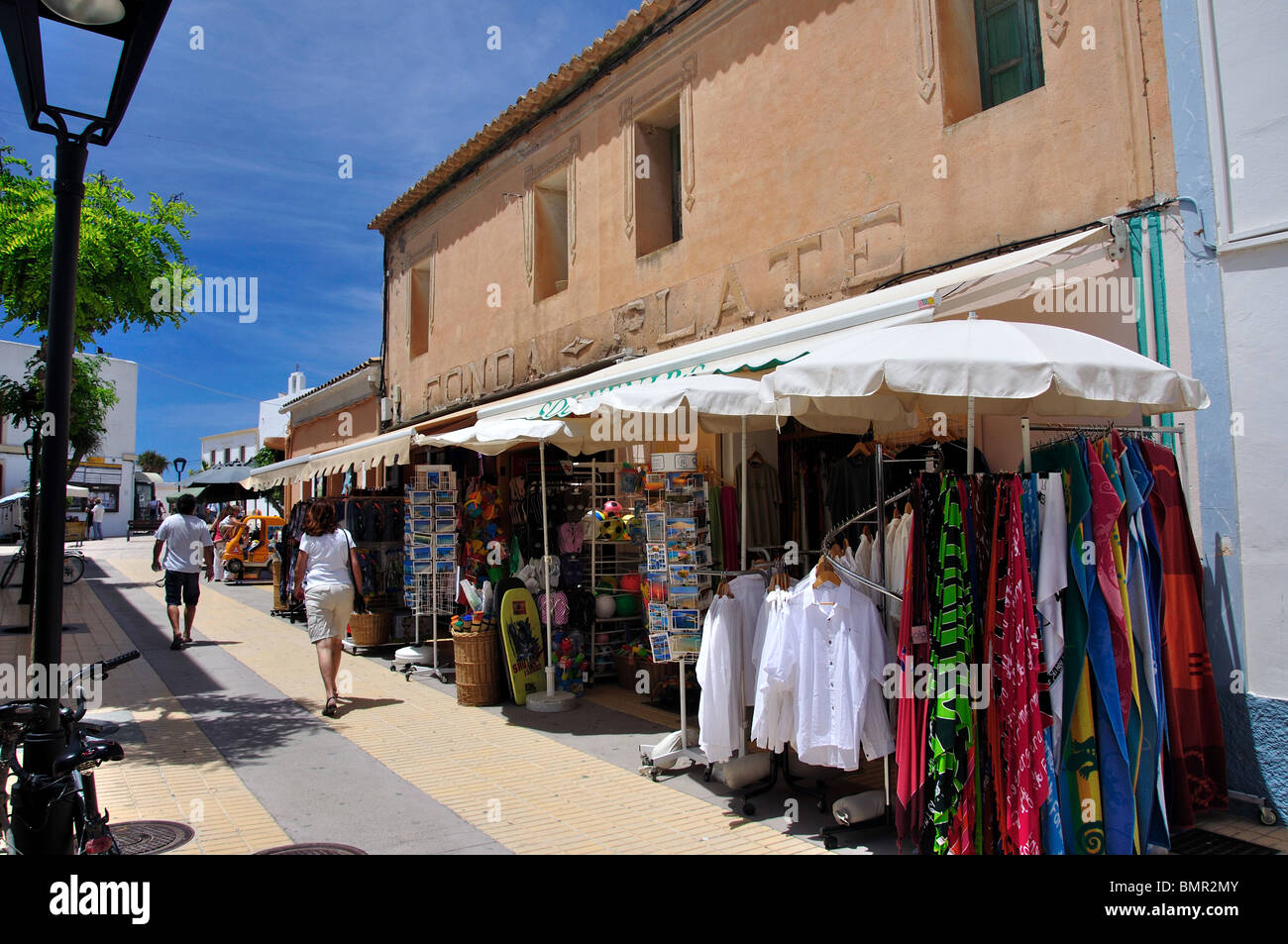 Strada pedonale dello shopping, a Sant Francesc Xavier, Formentera, isole Baleari, Spagna Foto Stock