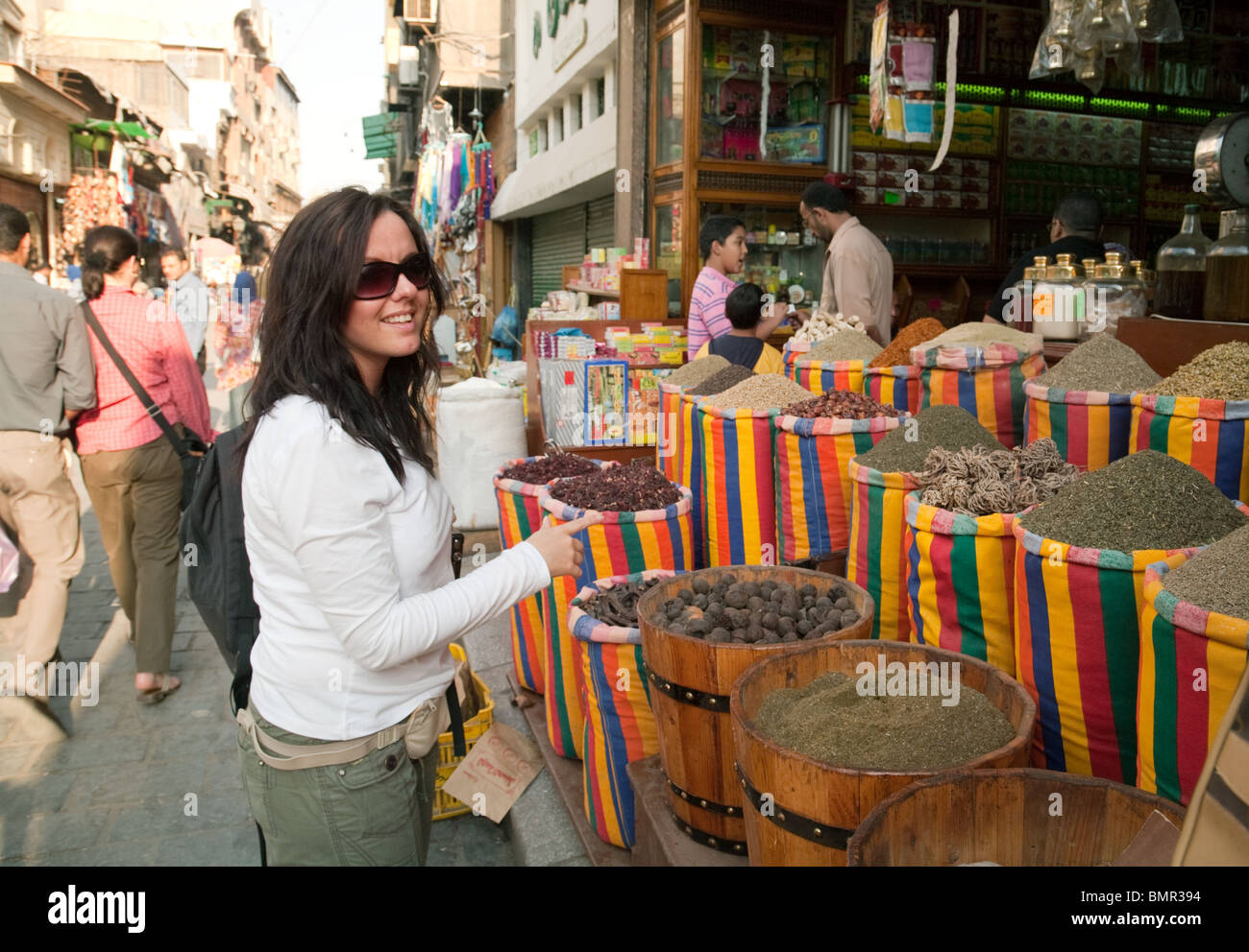 Egitto viaggio; donna occidentale shopping turistico per le spezie in una bancarella del mercato, il mercato di Khan al Khalili, quartiere islamico, Cairo Egitto Nord Africa Foto Stock