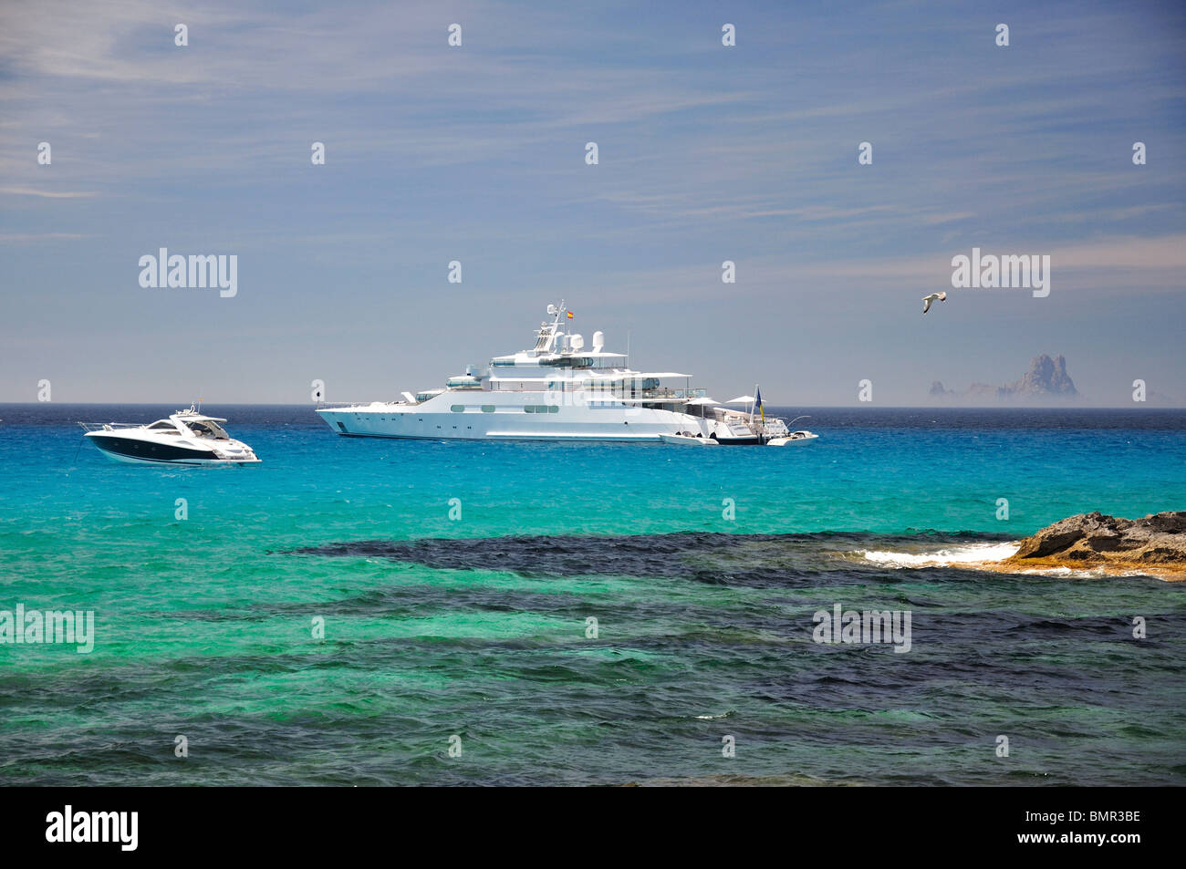 Barche di lusso ancorata off shore, Platja de ses Illetes, Formentera, isole Baleari, Spagna Foto Stock