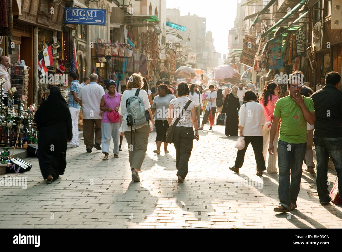 I turisti occidentali si mescolano con la popolazione egiziana locale nel vivace mercato di Khan al Khalili, il quartiere islamico, il Cairo, Egitto Nord Africa Foto Stock