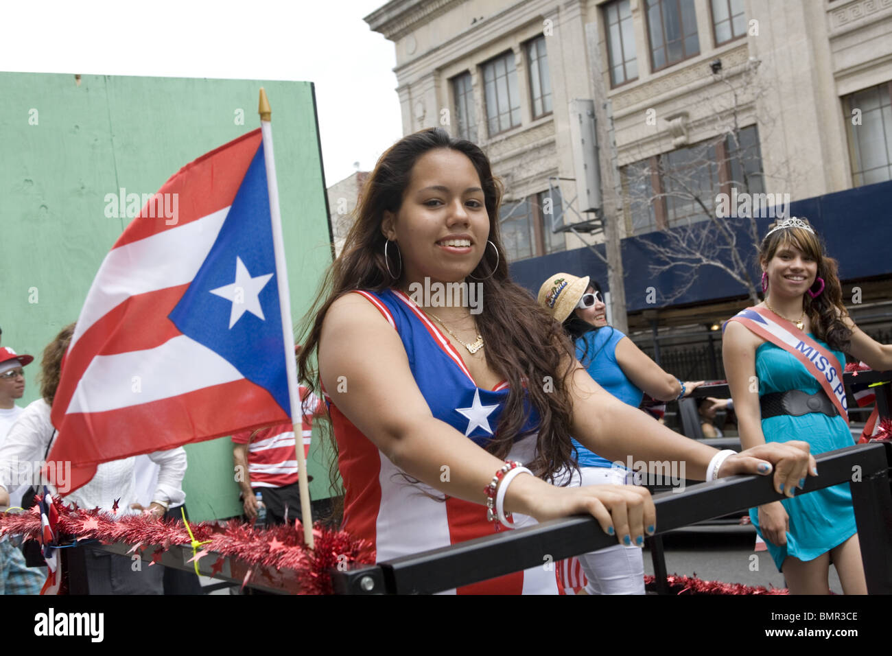 Donna su un galleggiante in Puerto Rican Parade di Brooklyn, New York. Foto Stock