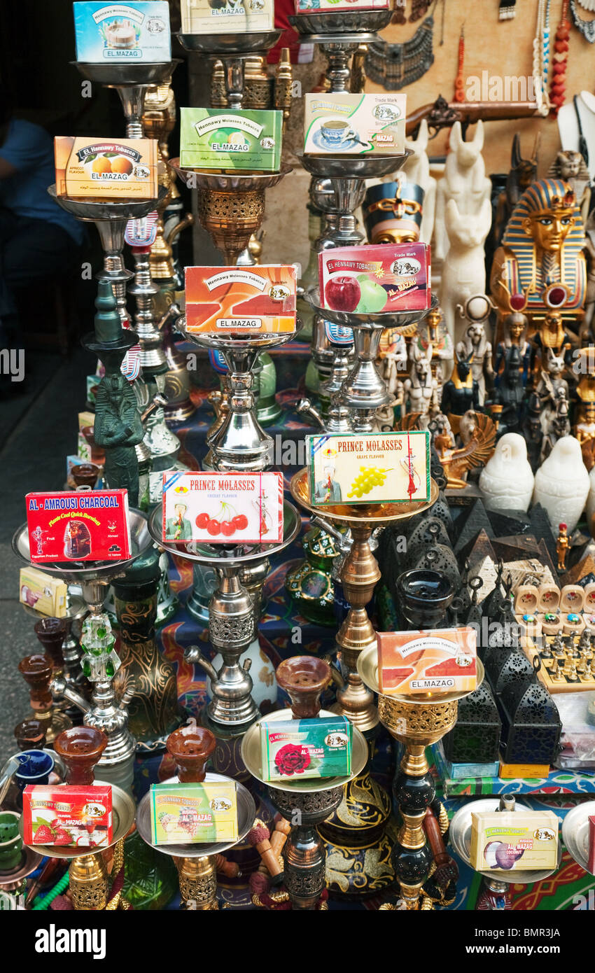 Shisha pipe (Hookah pipe) in vendita con vari sapori di tabacco, mercato Khan al Khalili, Cairo Egitto Africa Foto Stock