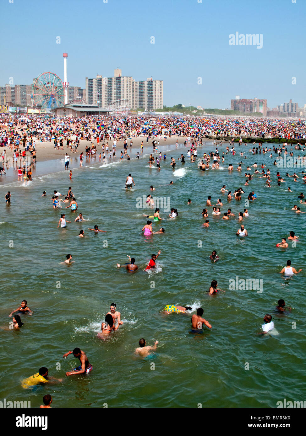 Una vacanza folla di oltre un milione di sunbathes e nuota sulla spiaggia della famosa Coney Island Amusement Park a Brooklyn, New York Foto Stock