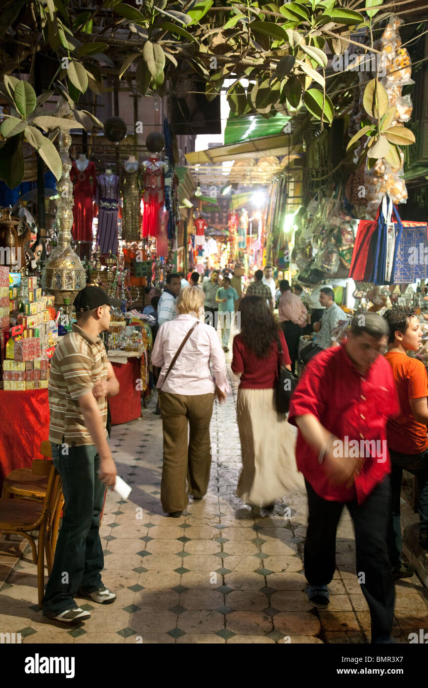 Cairo mercato; gente shopping nel mercato di Khan al Khalili in prima serata, quartiere islamico Cairo, Egitto, Nord Africa Foto Stock