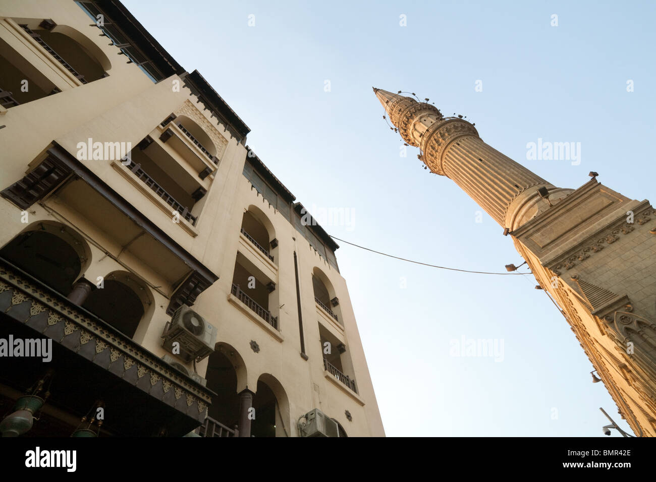 Minareto e edificio egiziano, il quartiere islamico, il Cairo, Egitto Foto Stock