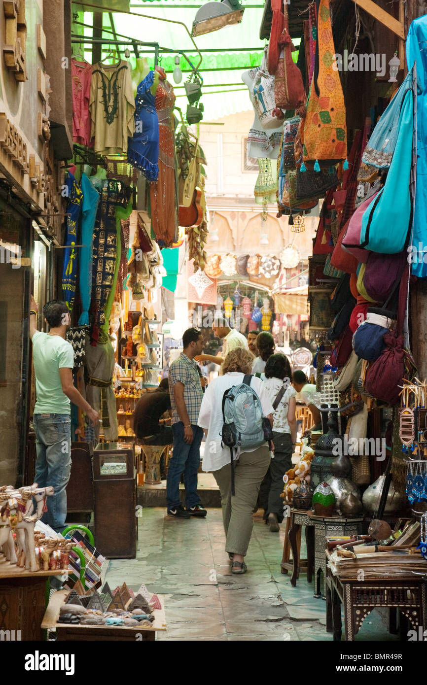 I turisti occidentali si mescolano con gli egiziani locale nel vivace Khan al Khalili, il quartiere islamico, il Cairo, Egitto Foto Stock