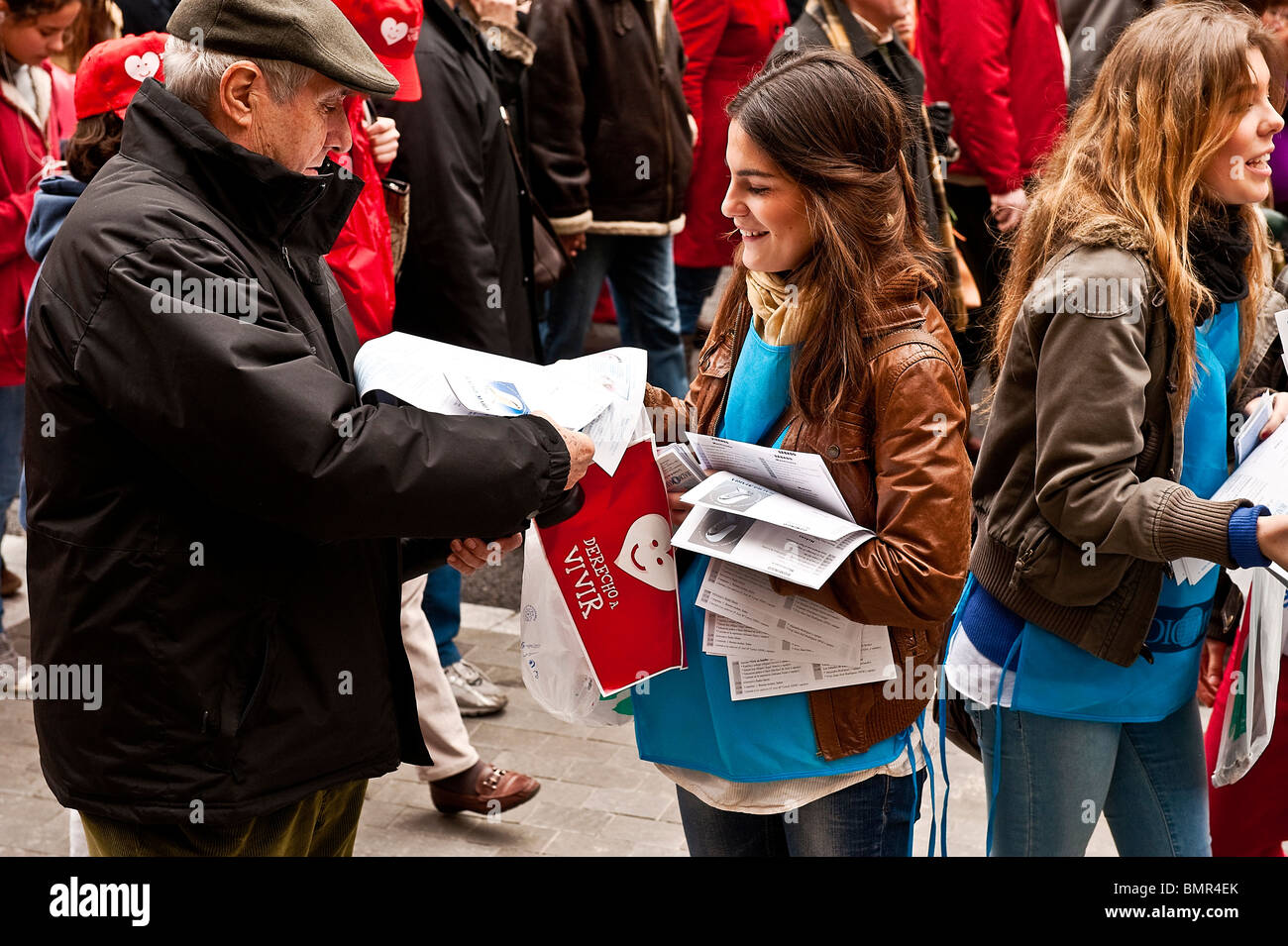 Giovani pro-vita donne distribuire volantini in un enorme 'Marco di vita' dimostrazione 7 marzo, madrid, Spagna Foto Stock