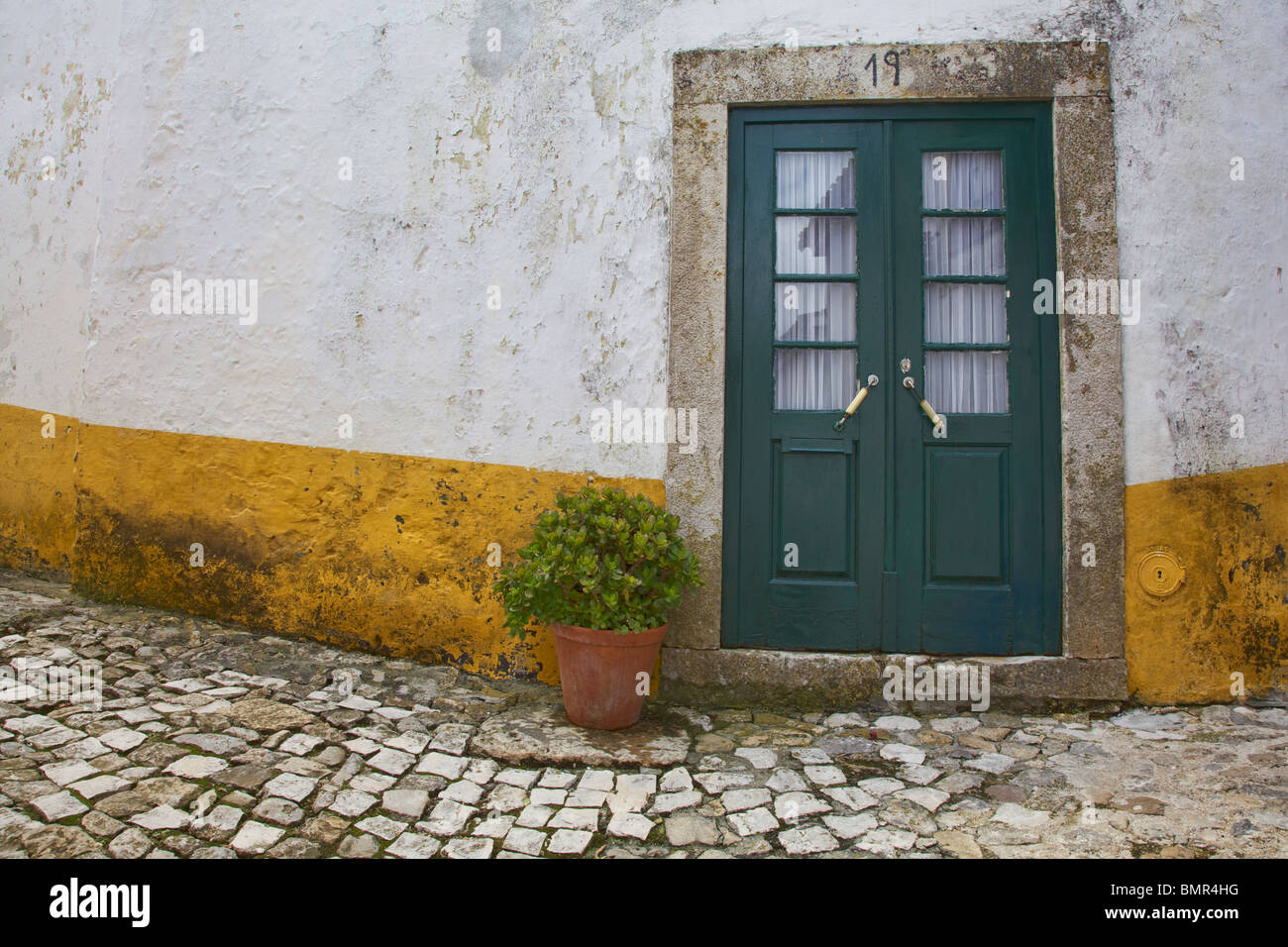 Il verde porta numero 19 di Obidos Portogallo Foto Stock