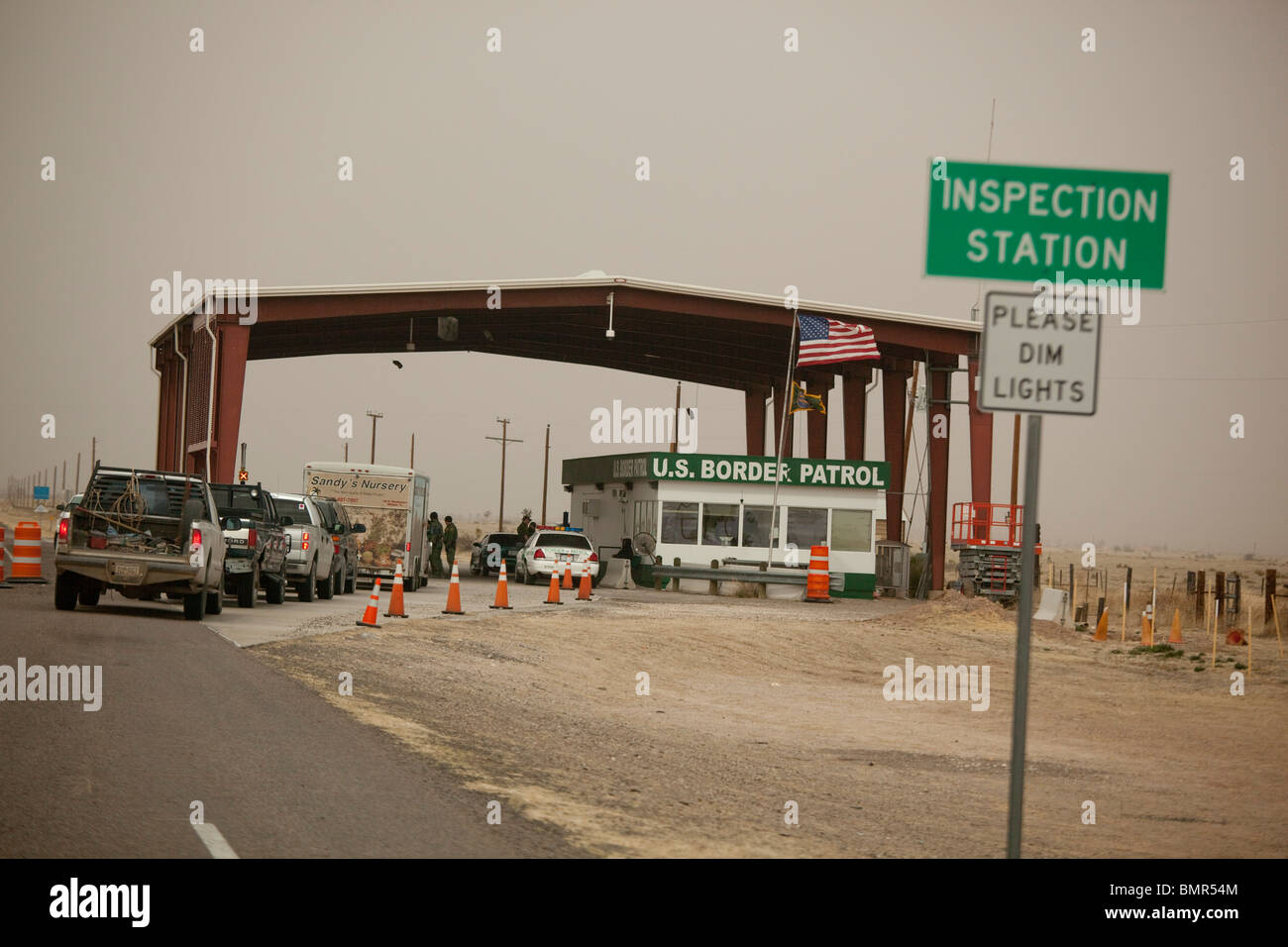 L isolato stato unito Pattuglia di Confine stazione di ispezione sulla Highway 87 tra la città di confine di Presidio e Marfa Texas Foto Stock