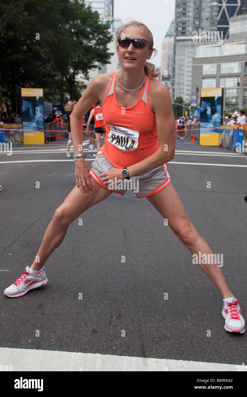 Una gravidanza Paula Radcliffe (GBR) stretching prima di iniziare il 2010 New York Mini 10K. Foto Stock